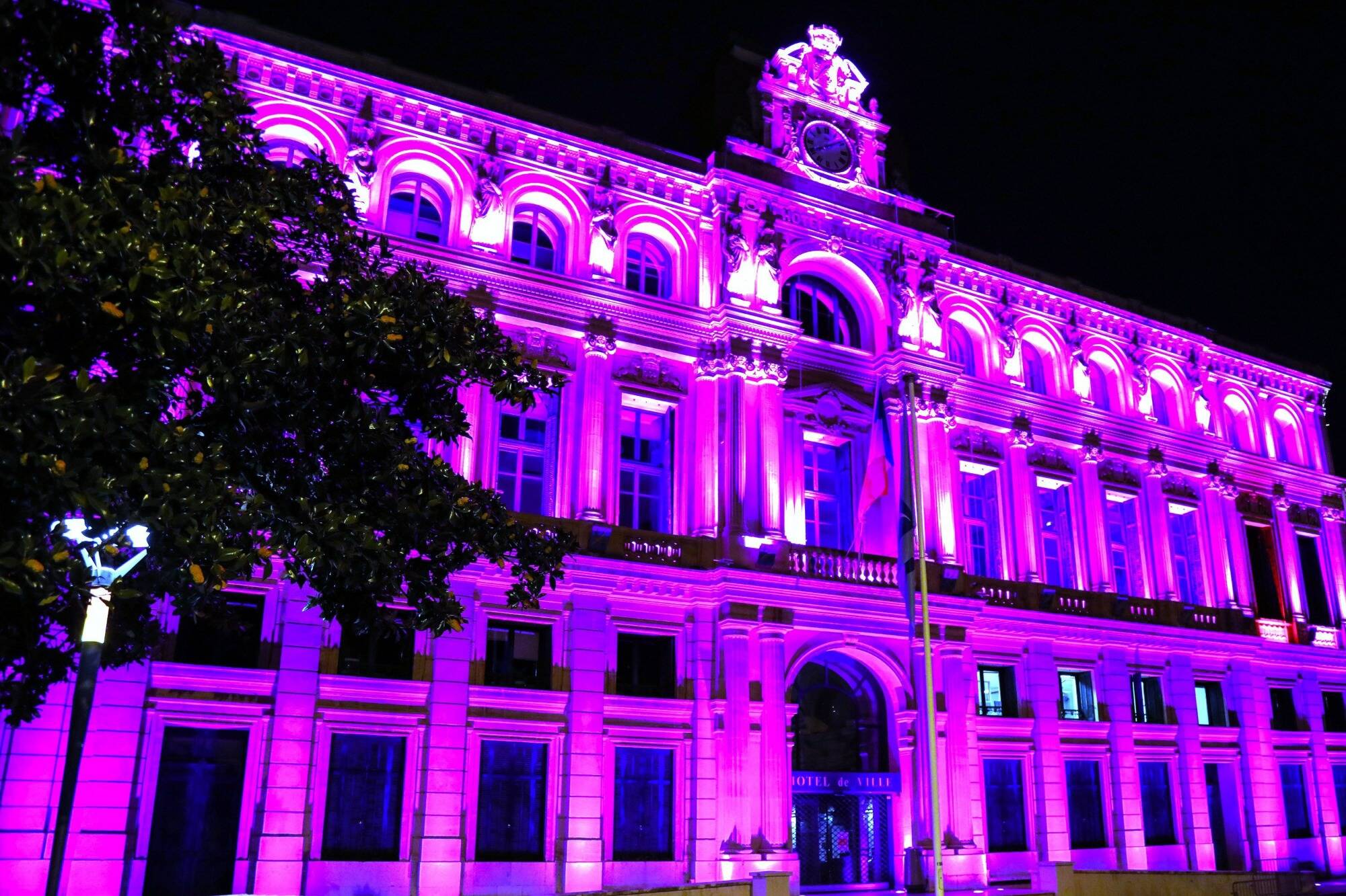 On vous explique pourquoi la mairie de Cannes s'est illuminée en violet lundi soir