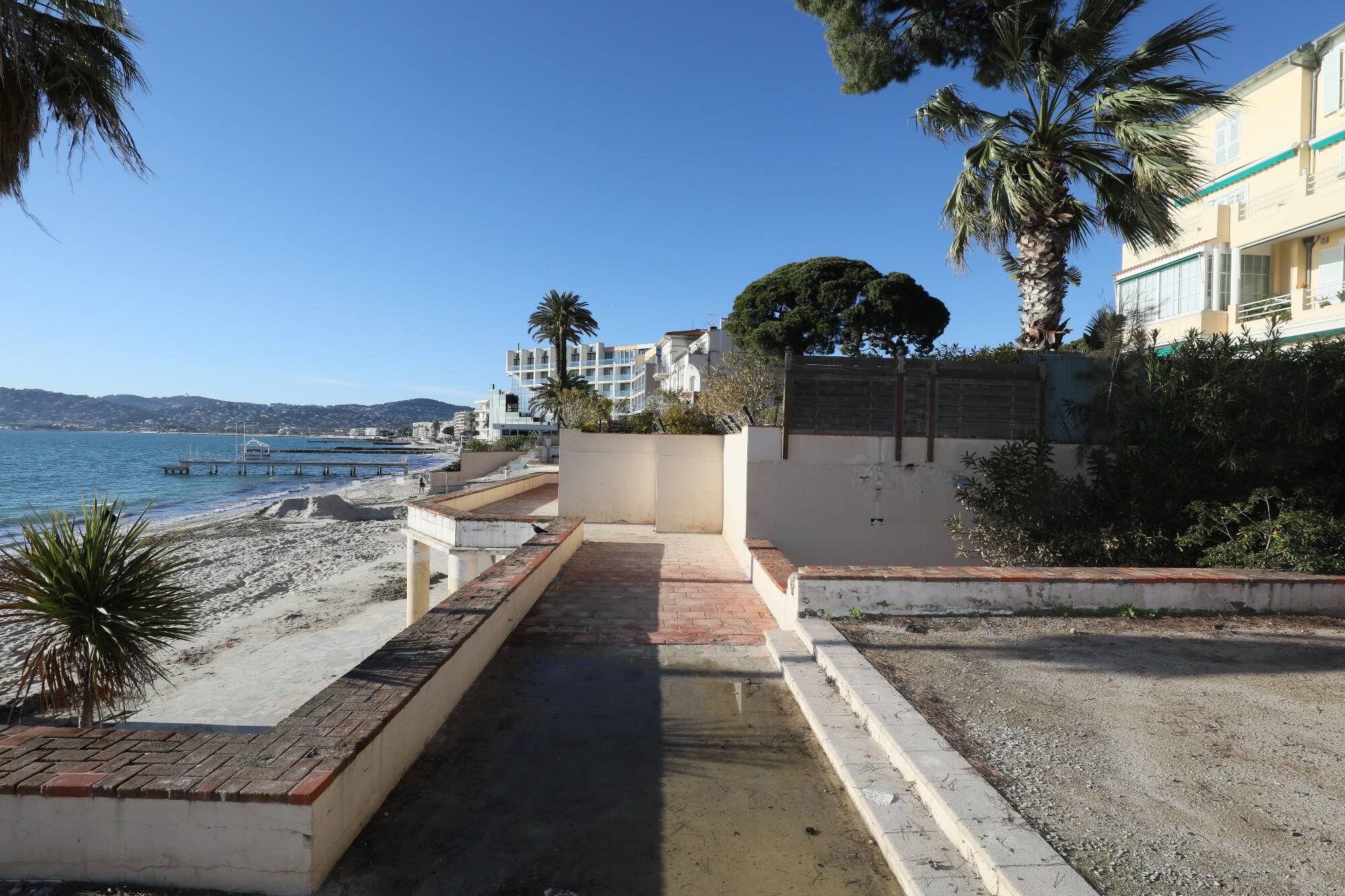 La ville d'antibes adopte le permis pour la refonte de la plage de la pinède