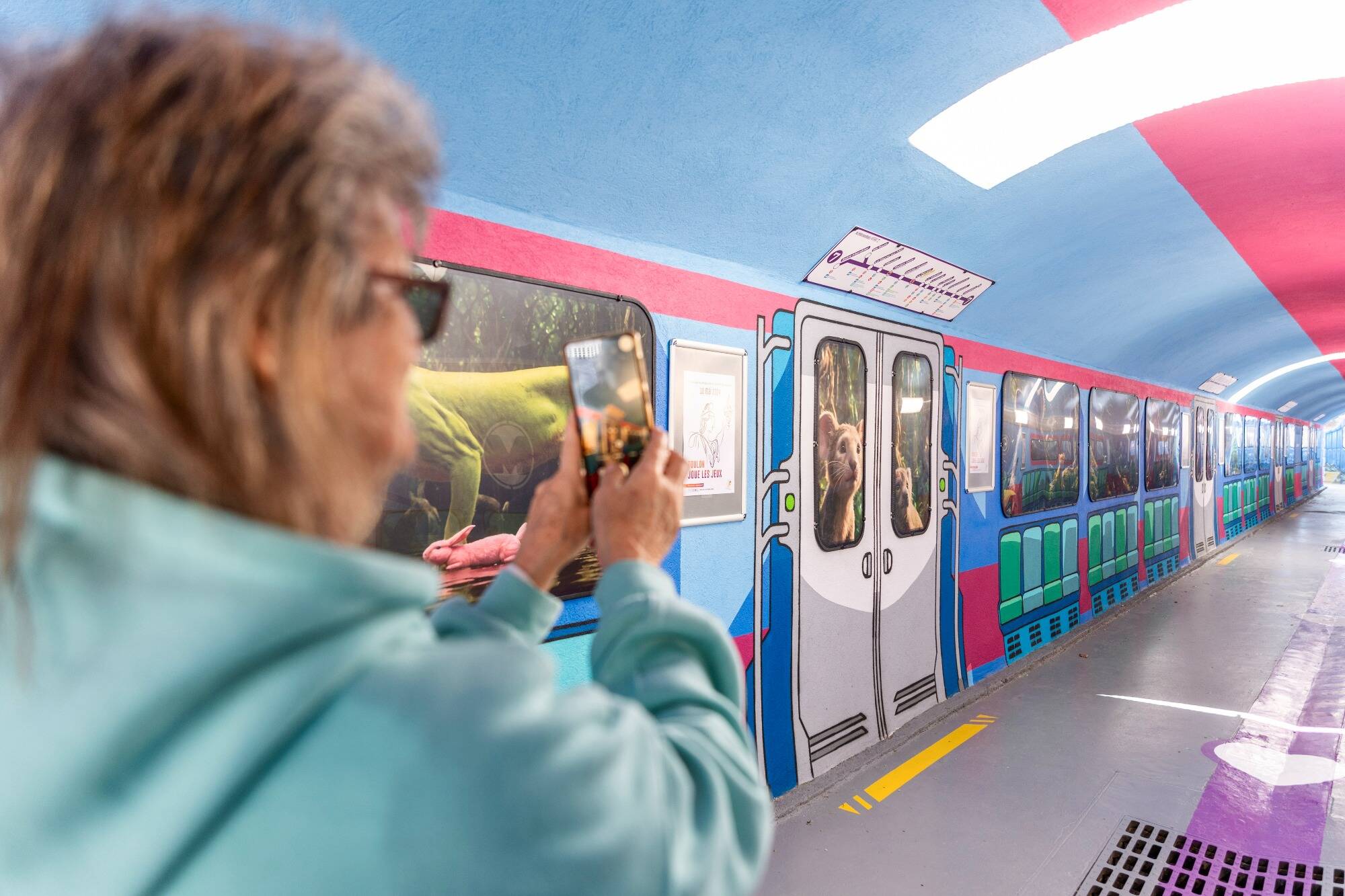 La magnifique fresque du tunnel piéton de la gare de Toulon se refait une beauté