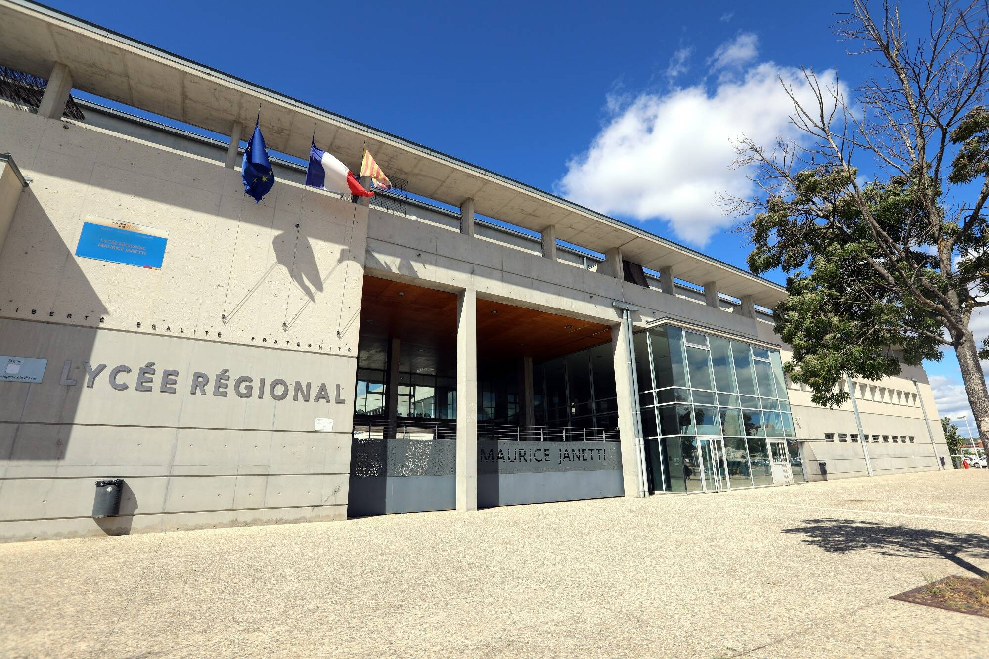 Les enseignants de ce lycée du Var dénoncent des classes surchargées et brandissent la menace d'une grève