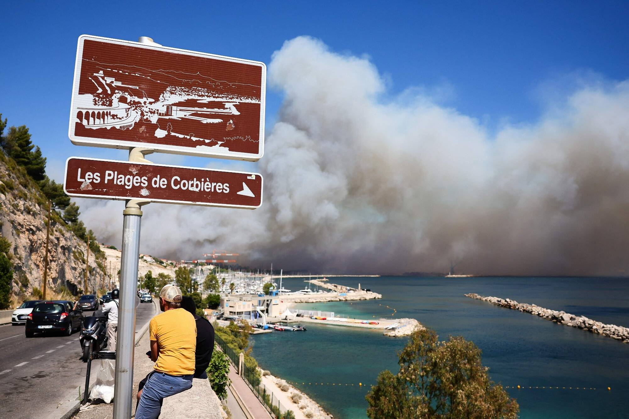 Incendie à Marseille: le feu encore actif mais baisse en intensité, habitants déconfinés... on fait le point ce mercredi matin