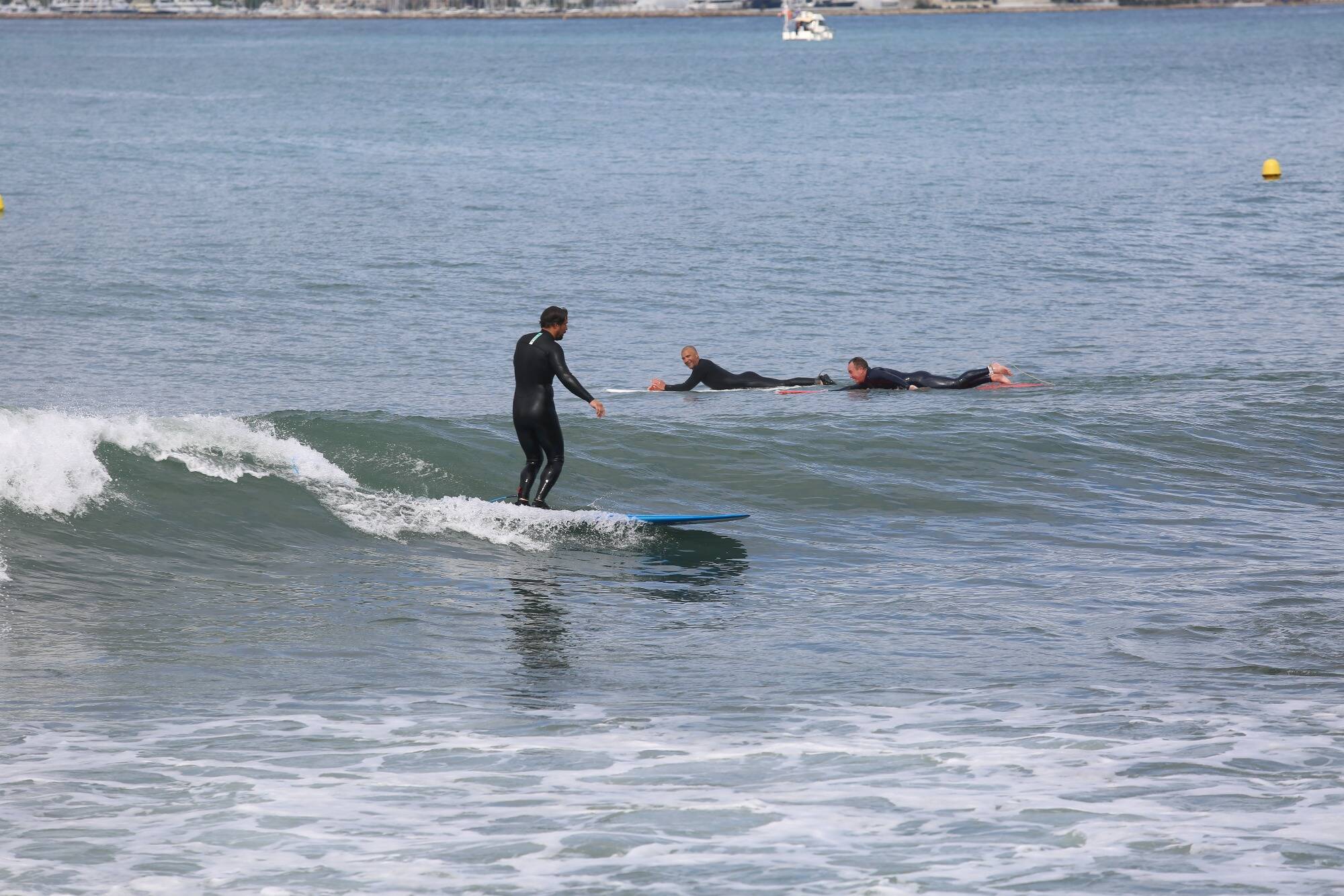 Un Azuréen raconte la passion des surfeurs pour la Méditerranée dans un documentaire