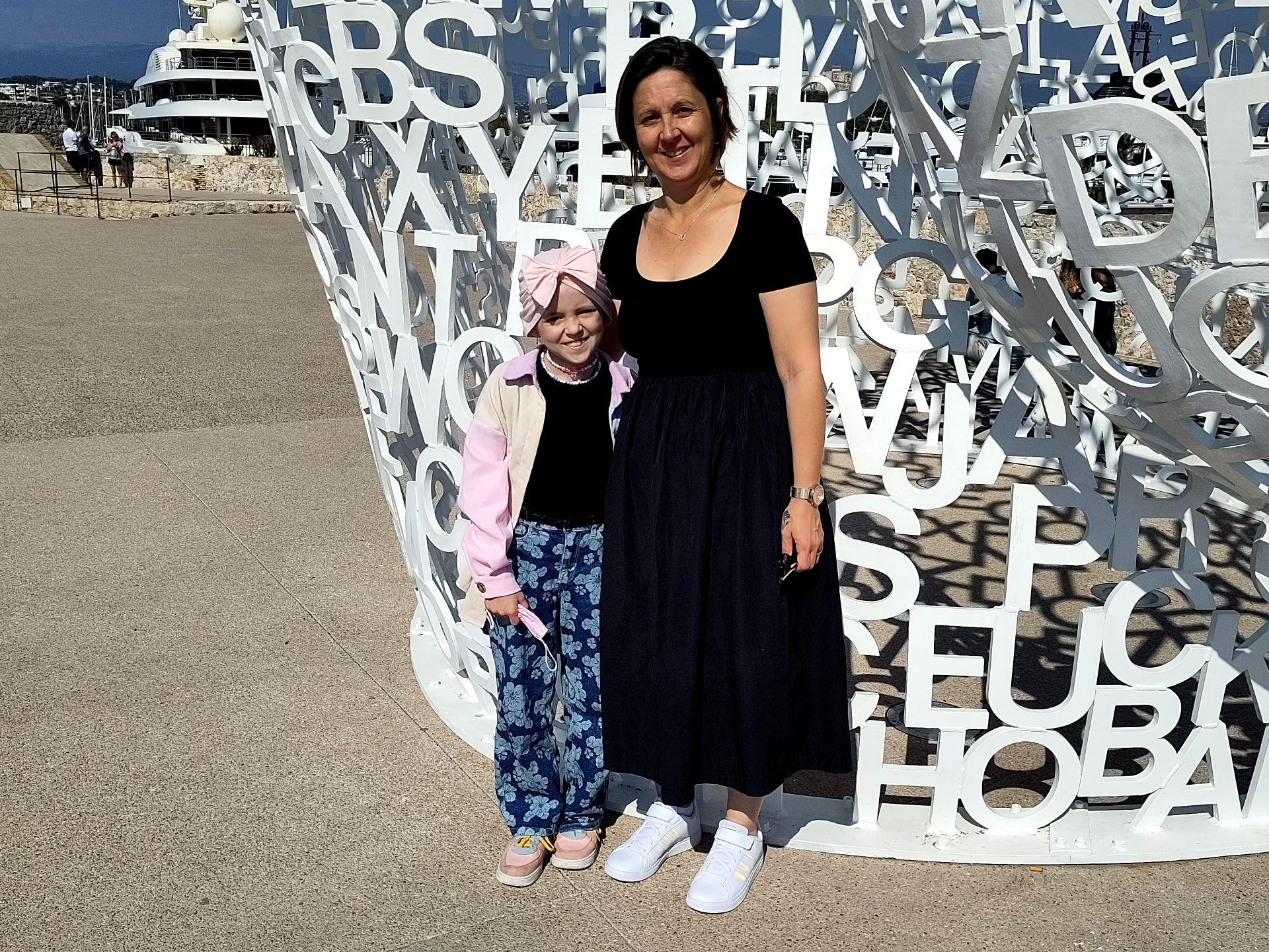 "Je ne fais pas les choses à moitié": le combat de Lilou, 10 ans, atteinte d'un cancer rare chez l'enfant