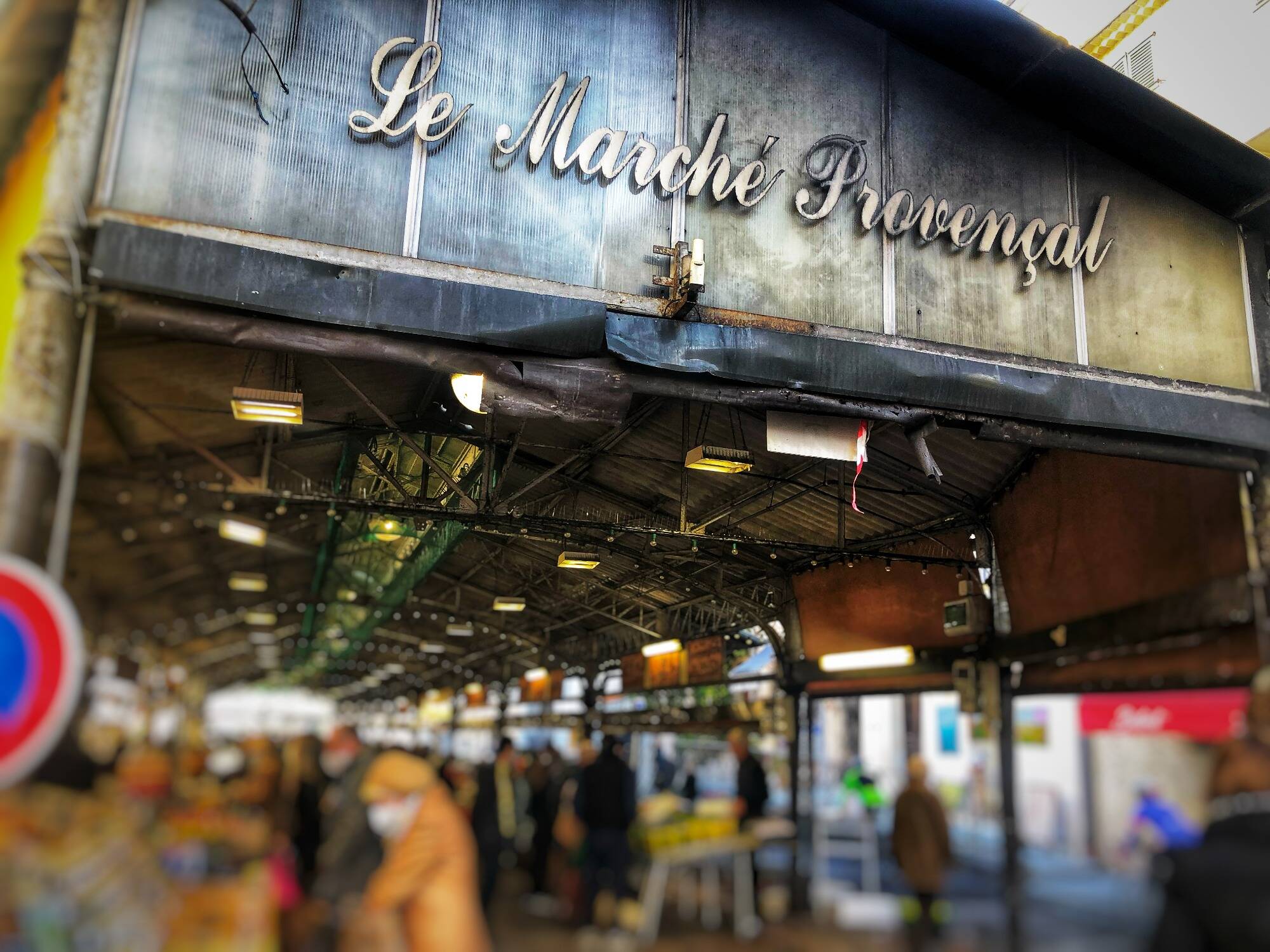 Dans le vieil Antibes, la police municipale envoie un plombier pour réparer... une panne électrique