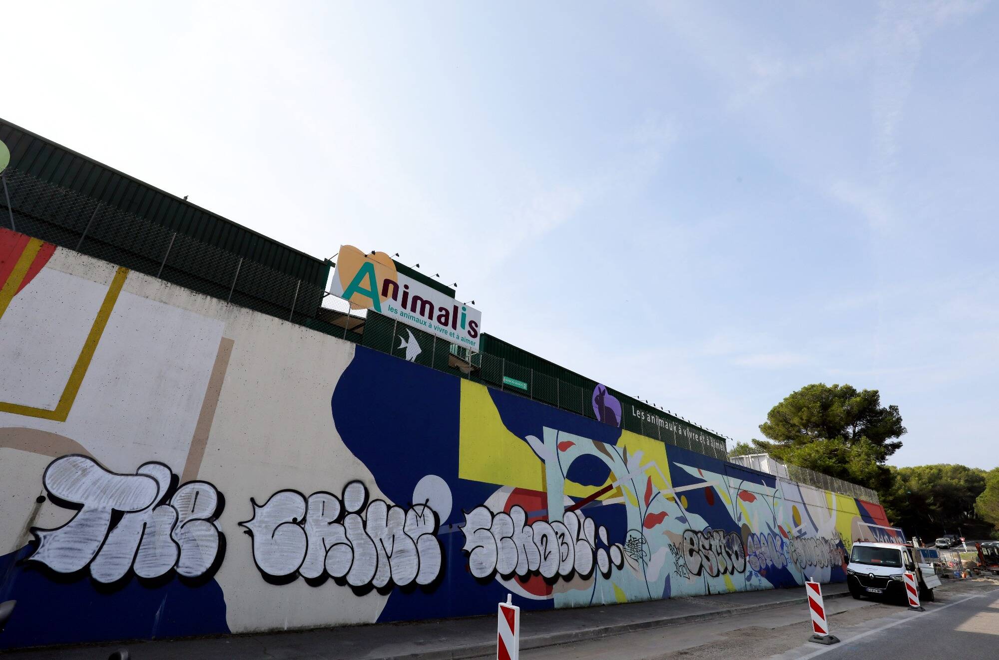 "Dans l'art urbain, il y a plusieurs écoles": faut-il effacer les tags qui ont envahi l'oeuvre monumentale de l'allée des Terriers à Antibes?