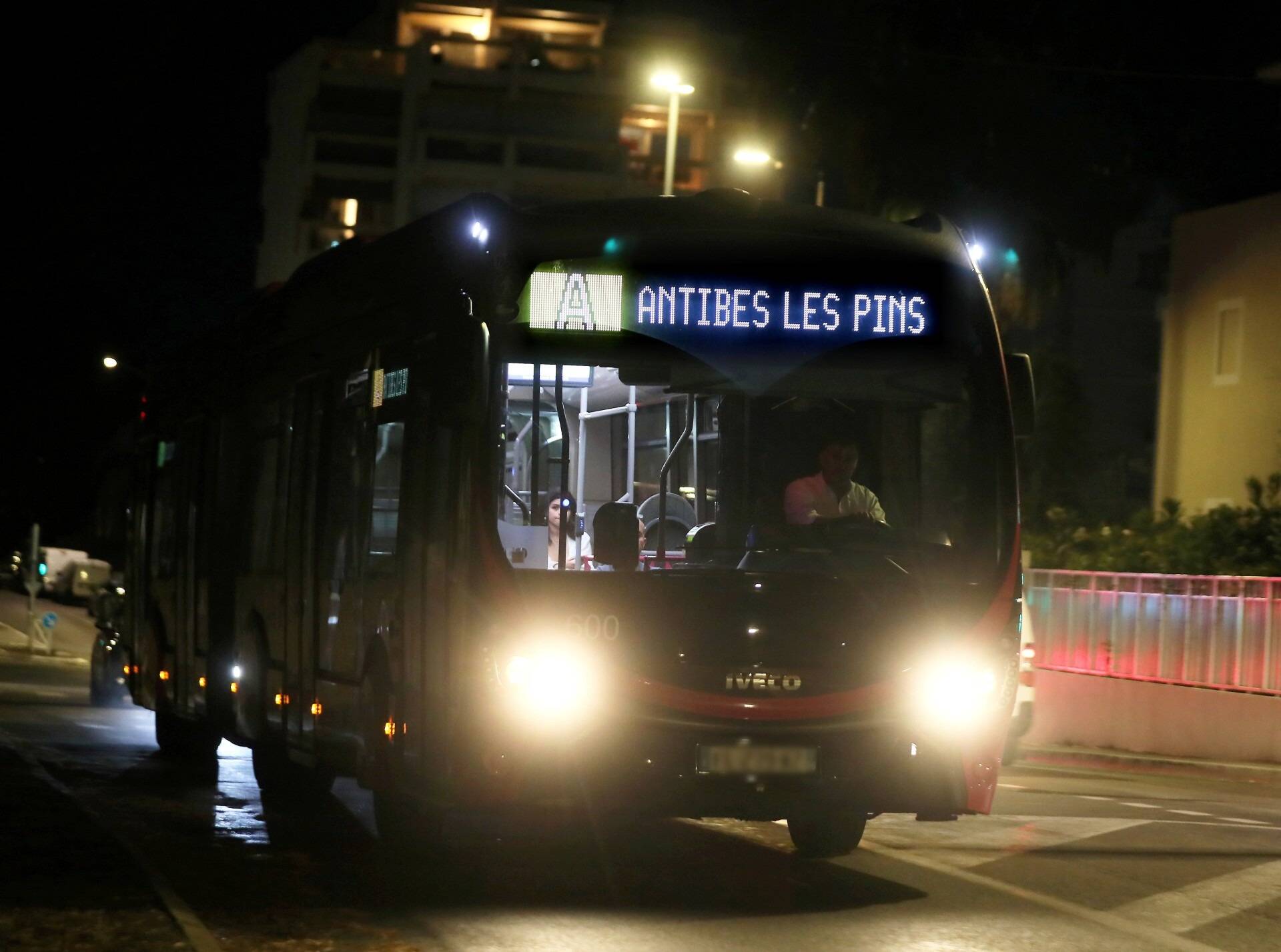 "Il n'y a pas de train de nuit, ils prennent un Uber, une trottinette ou alors on les ramène nous-même": quand les transports deviennent une galère pour les saisonniers à Antibes