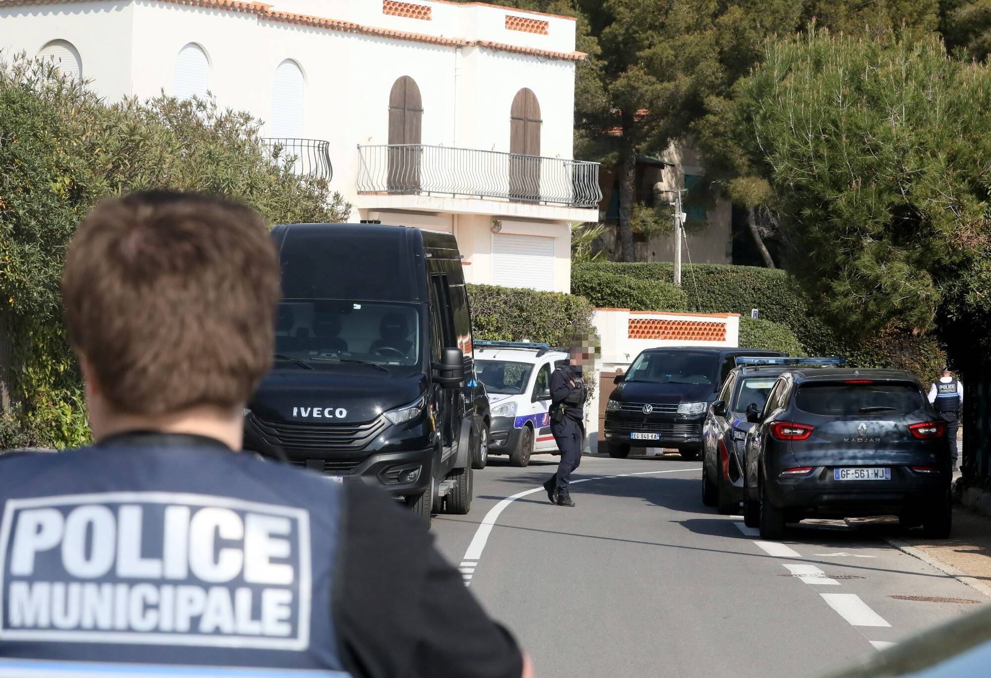 Au lendemain de son interpellation et de l'assaut du Raid, on en sait plus sur le forcené retranché dans une villa à Antibes