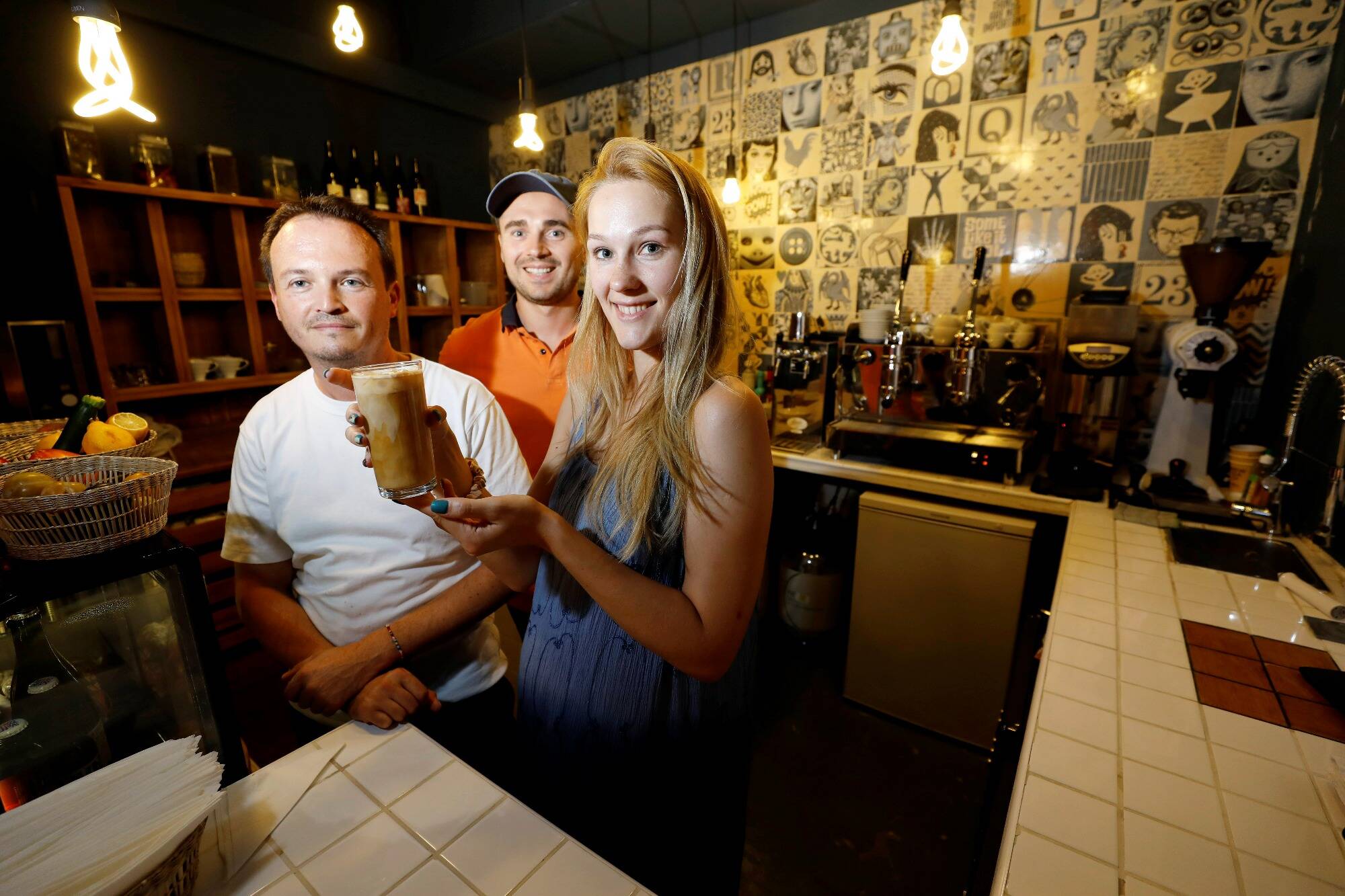 Café, bières artisanales, assiettes à partager... Ouvert que le week-end, on vous présente un nouvel établissement caché dans une impasse à Antibes