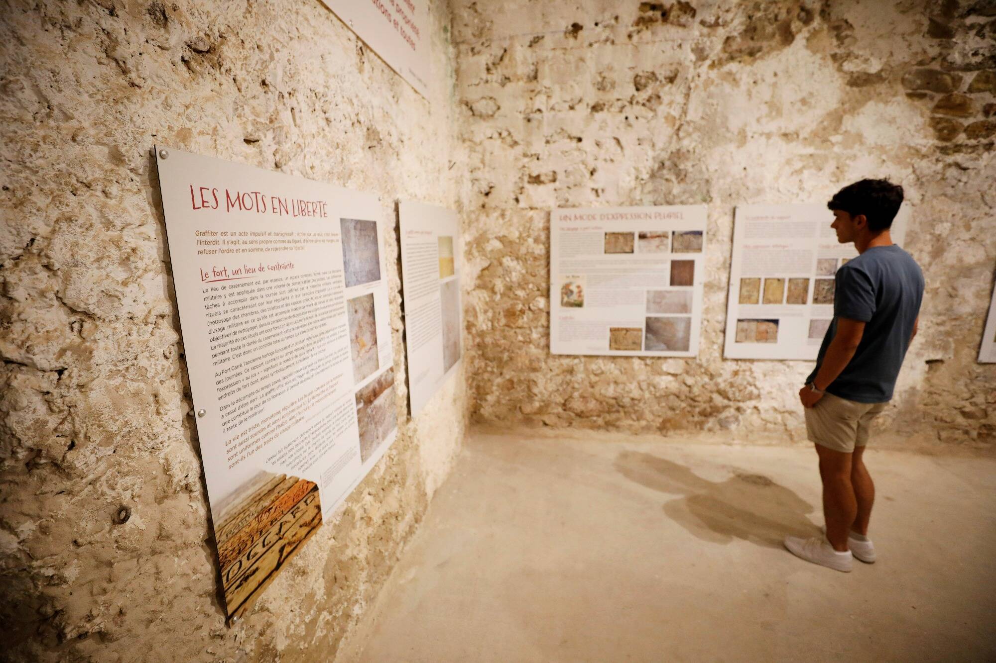 Dans les pierres du Fort Carré à Antibes, la vie des hommes se découvre au travers d'une exposition