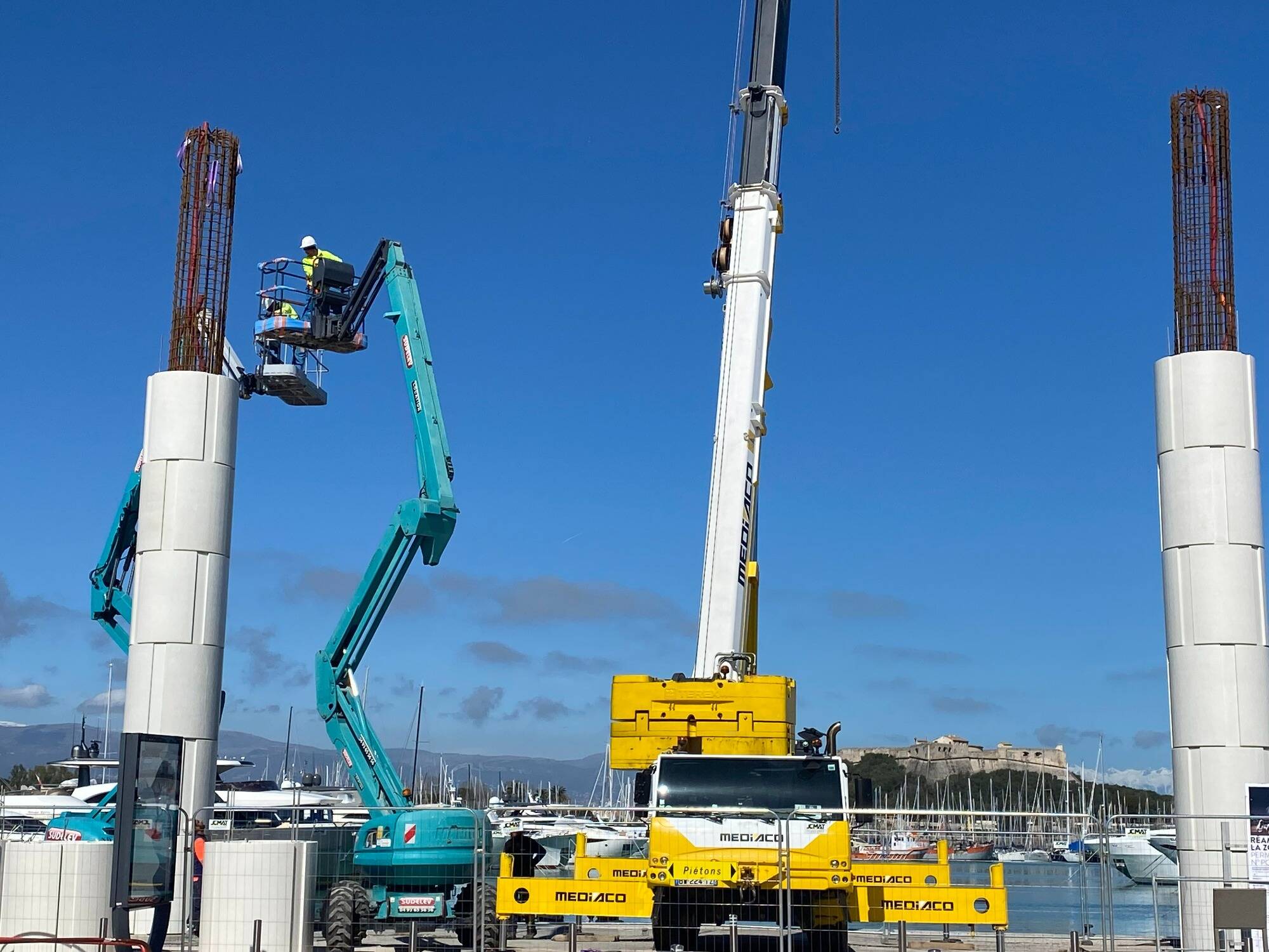 On vous explique ce que sont ces deux colonnes qui gagnent chaque jour de la hauteur sur le port d'Antibes