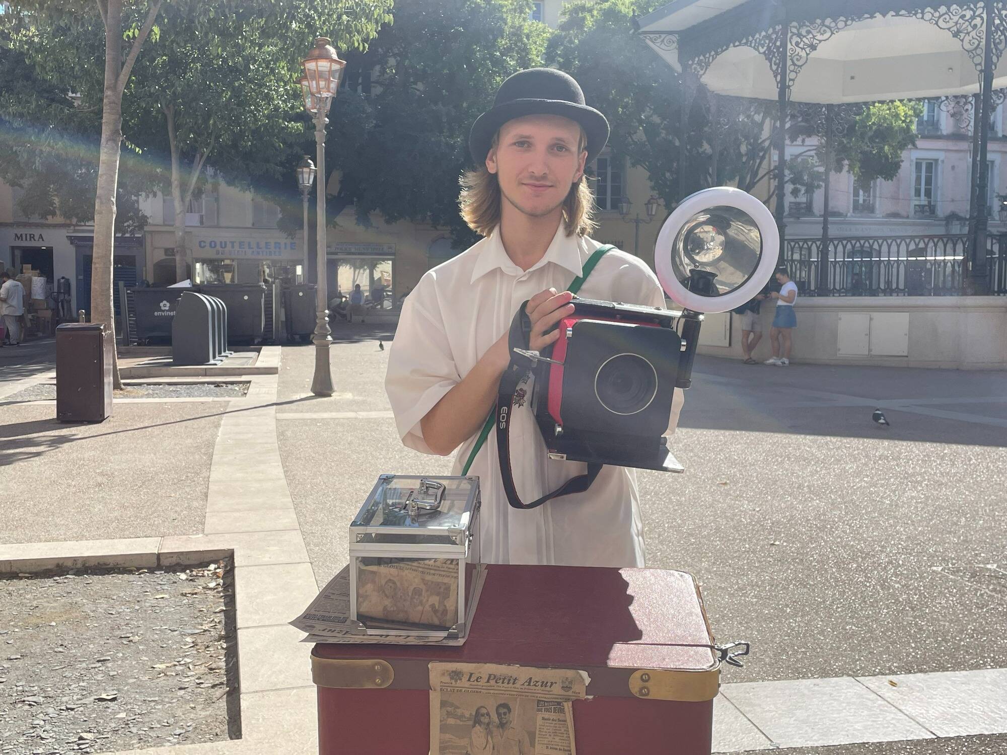 "On veut voir le sourire sur le visage des gens": deux Ukrainiens photographient des passants volontaires dans les rues d'Antibes