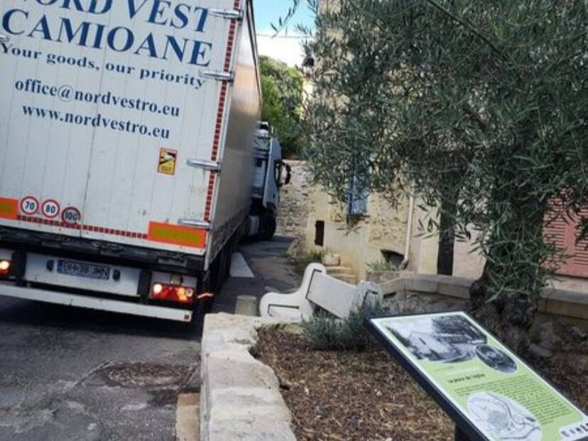 "Non mais c'est une blague j'espère": un poids lourd encore bloqué dans ce village du Var malgré l'interdiction de circulation