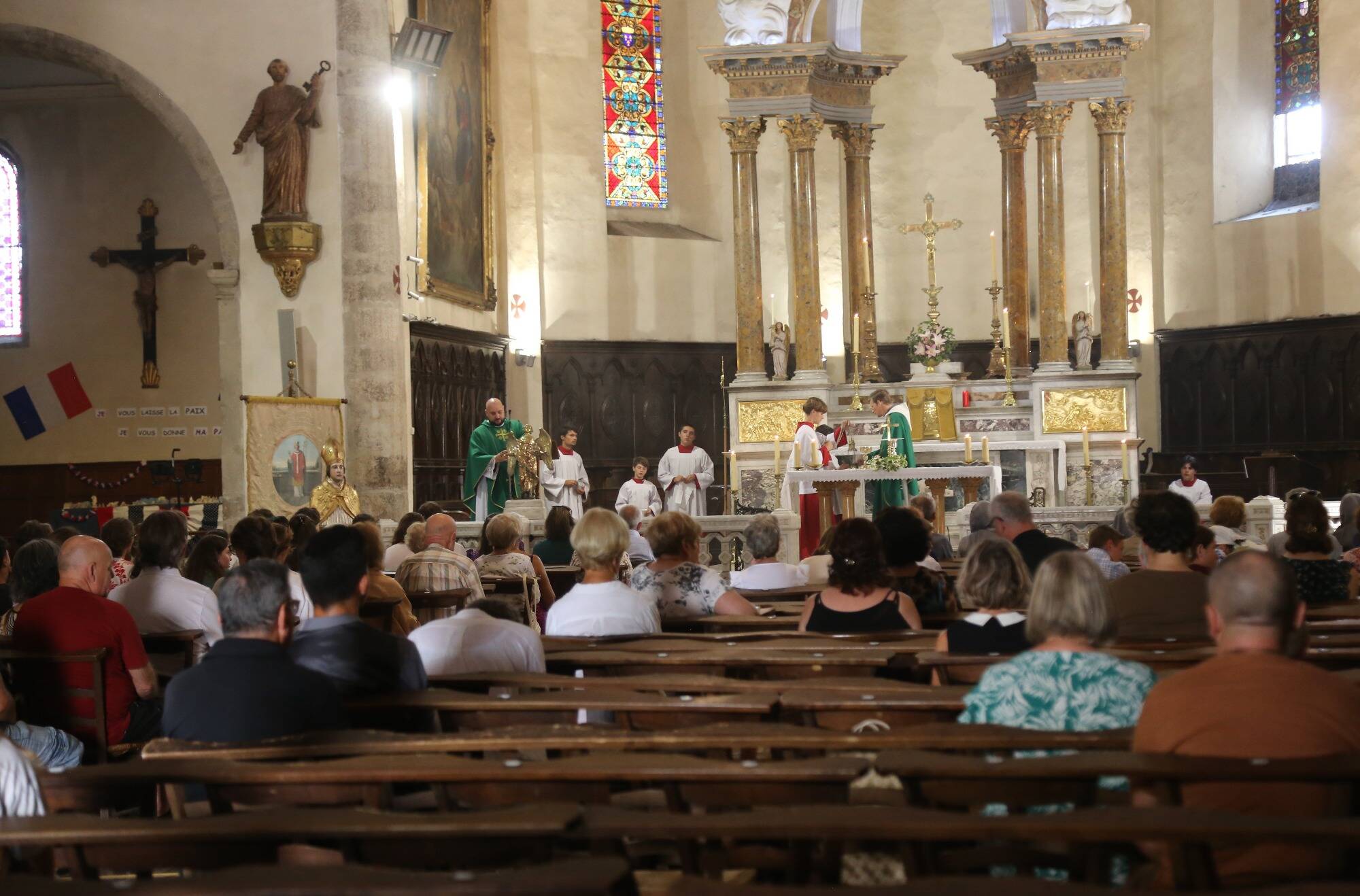 A Brignoles, le curé a une "relation inappropriée" avec une femme qu'il a lui même mariée: il présente sa démission