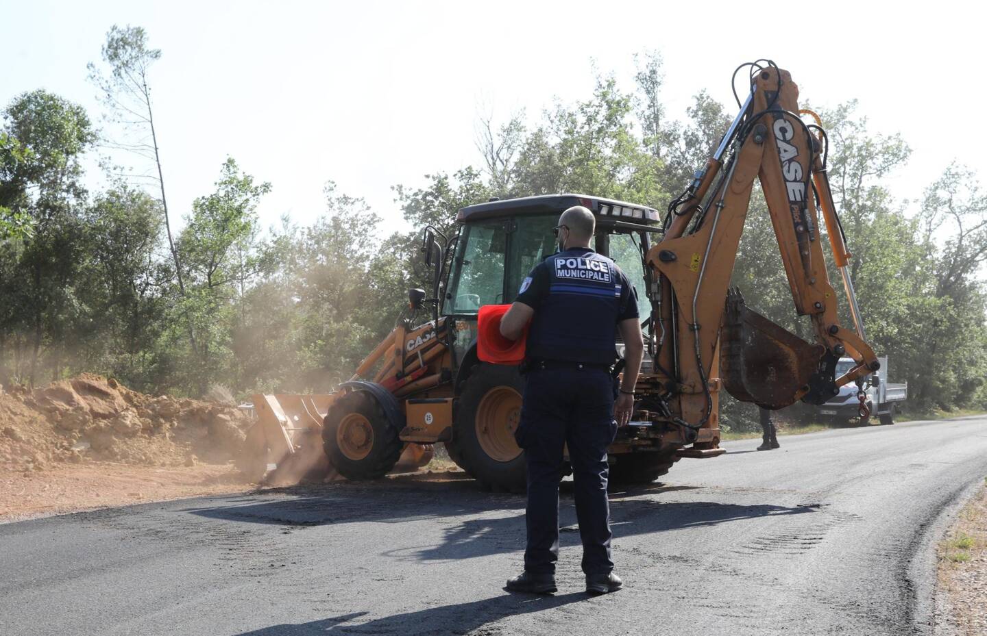 La police municipale est intervenue à l’aide de bulldozers pour éviter l’extension du camp.