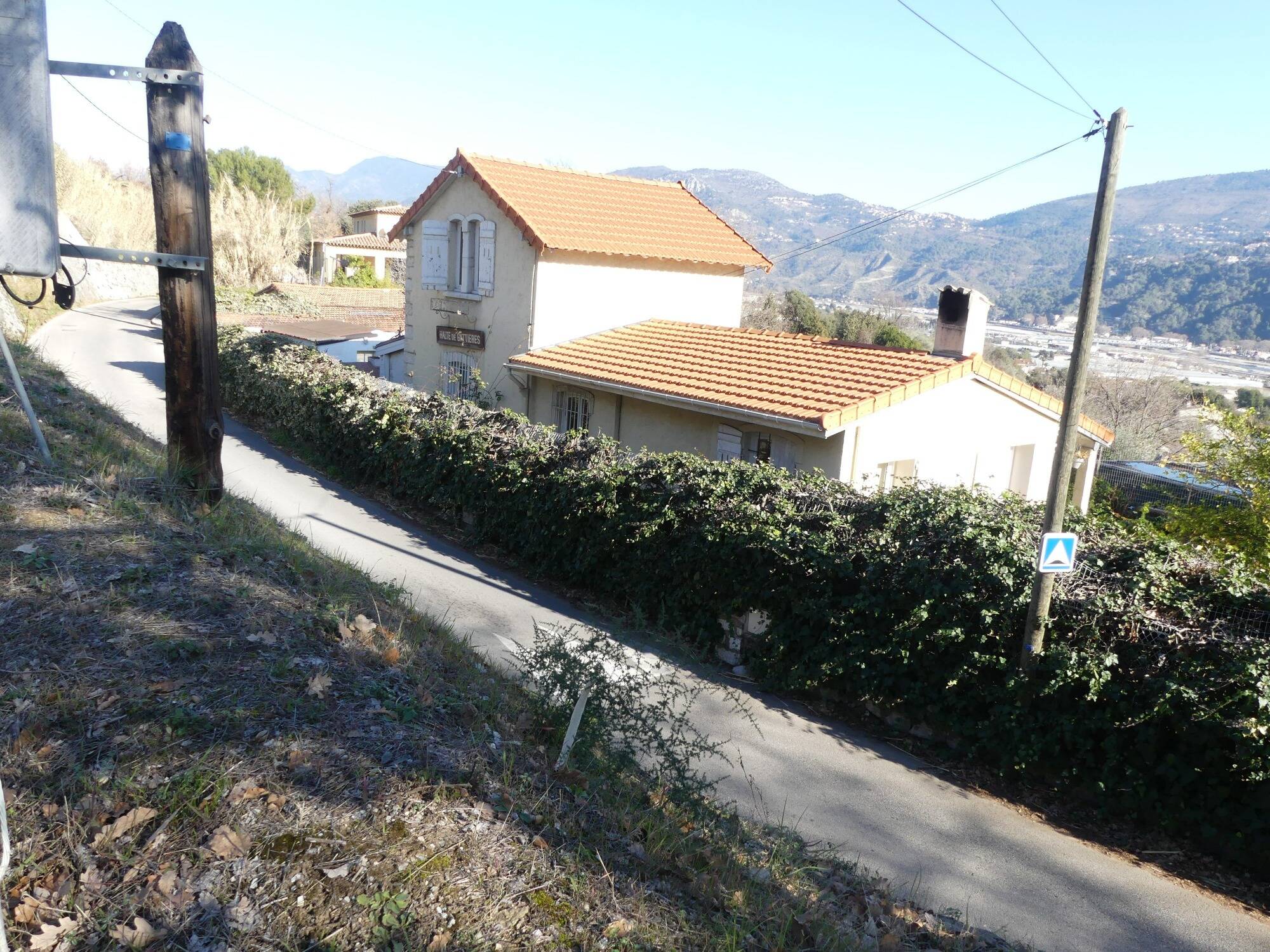 Le sentier piéton pour sécuriser un axe dangereux va enfin sortir de terre à Gattières, les travaux dureront 3 mois