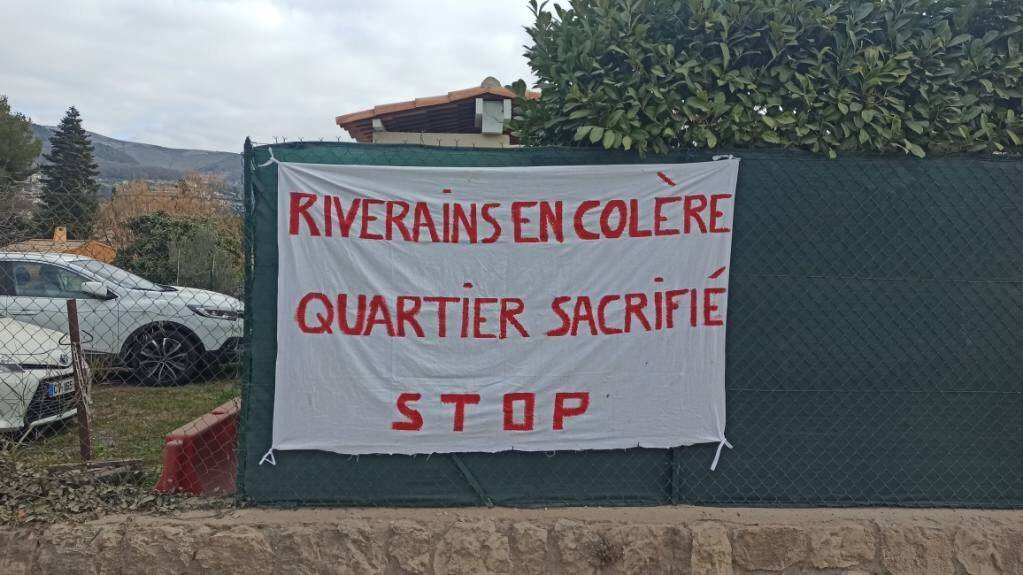 C'était quoi ces pancartes affichées dimanche sur le tracé du Tour des Alpes-Maritimes et du Var?