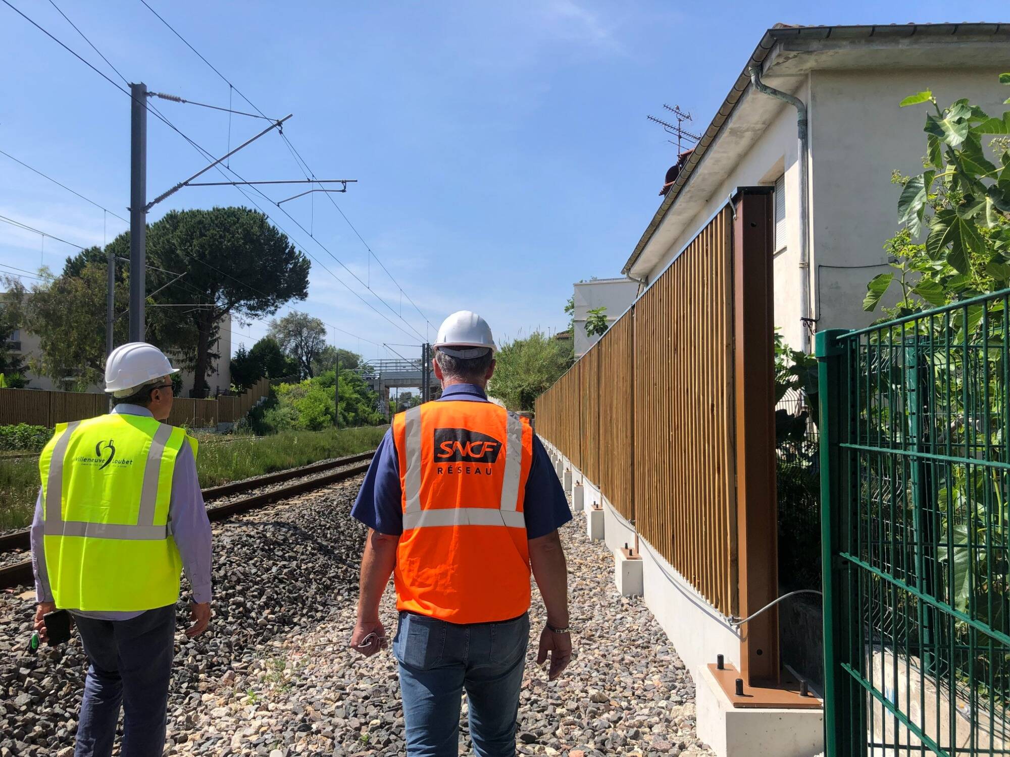 Pas de couverture mais des protections phoniques finalement installées le long de la voie ferrée à Villeneuve-Loubet