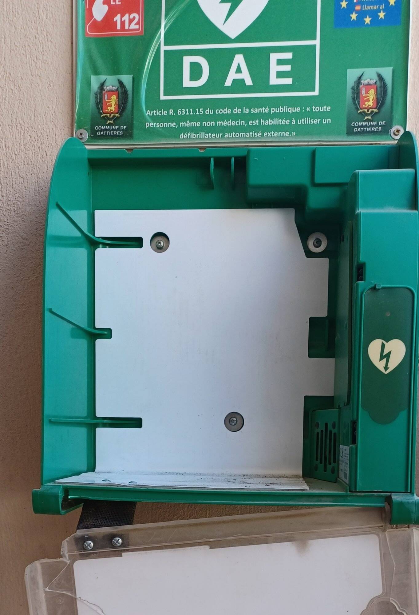 "C'est révoltant": le coup de gueule du maire de Gattières après le vol d'un défibrillateur dans sa commune