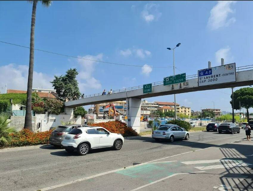 Les usagers ne "comprennent pas l'utilité" de retirer de la passerelle piétonne au profit de feux tricolores à Saint-Laurent-du-Var