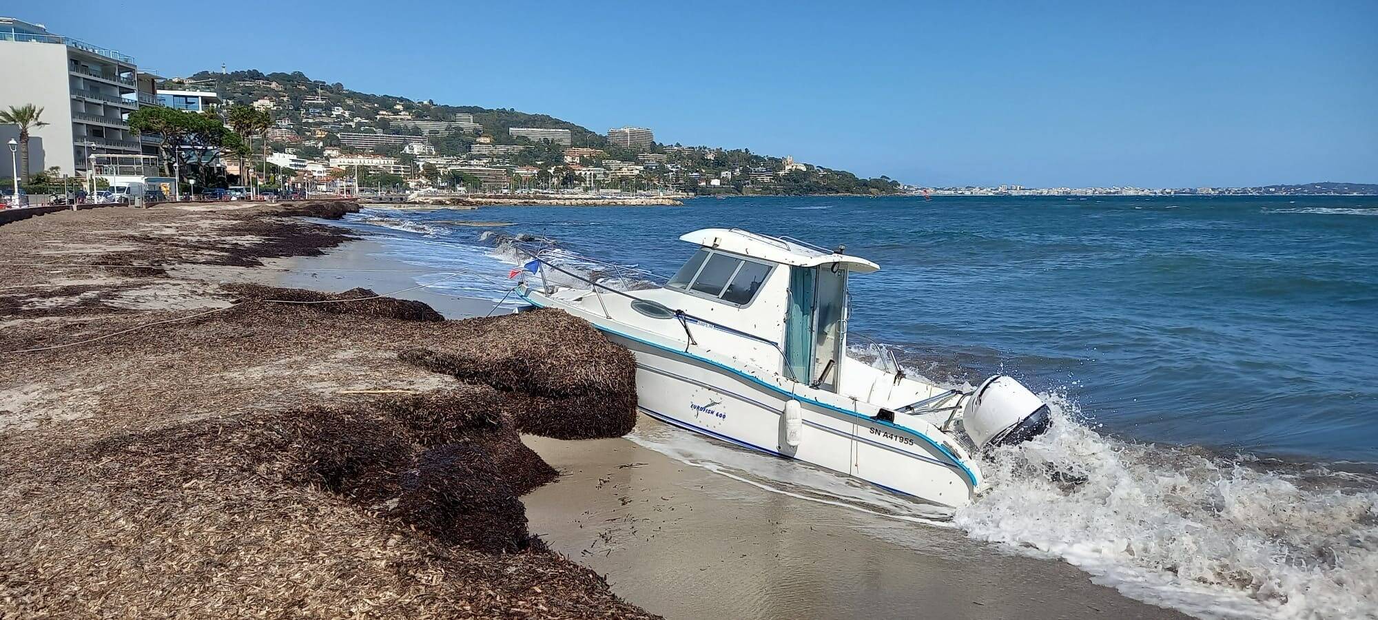 Un bateau s'échoue sur une plage de Cannes