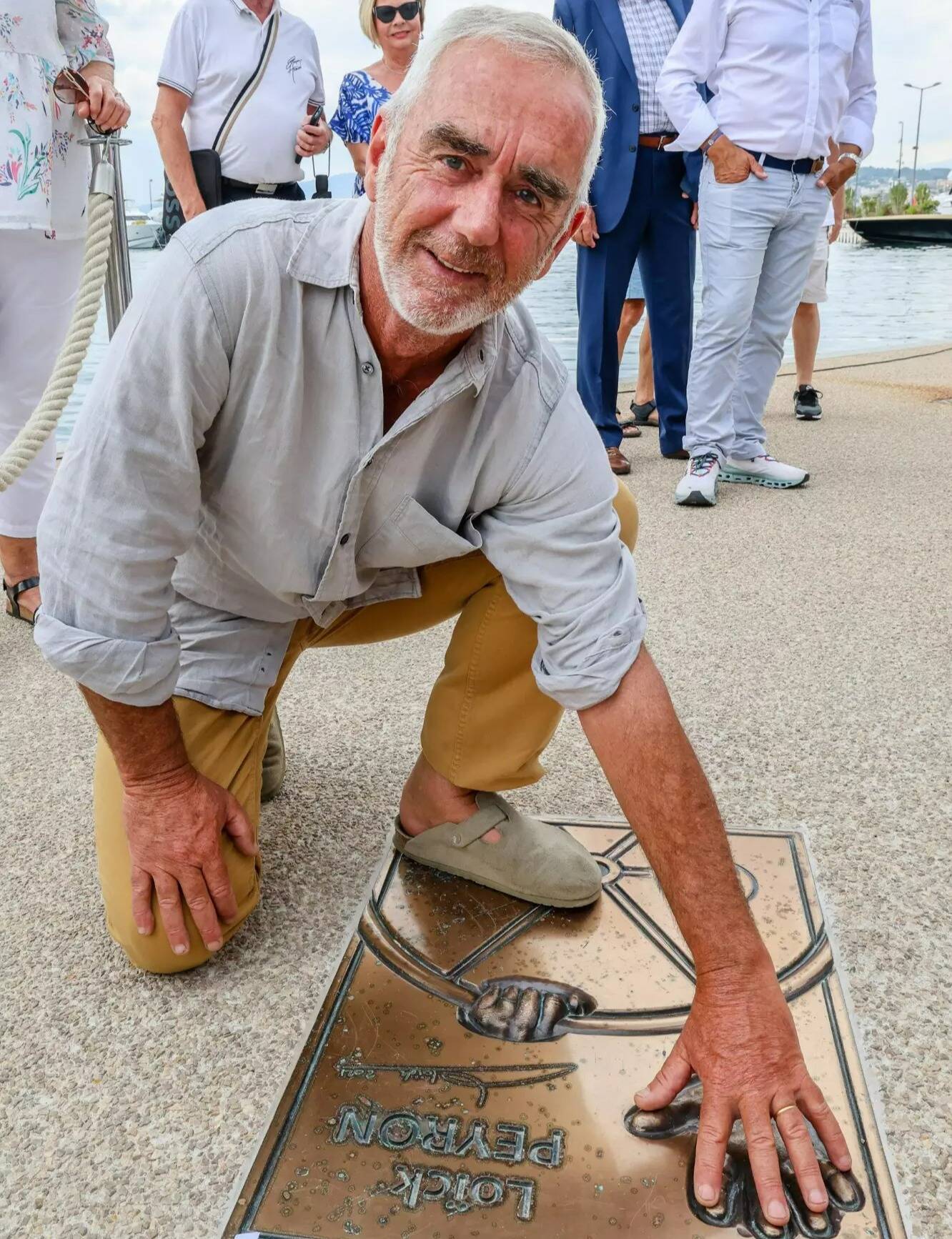Le navigateur Loïck Peyron laisse son empreinte sur le "Walk of fame maritime" du port Canto à Cannes