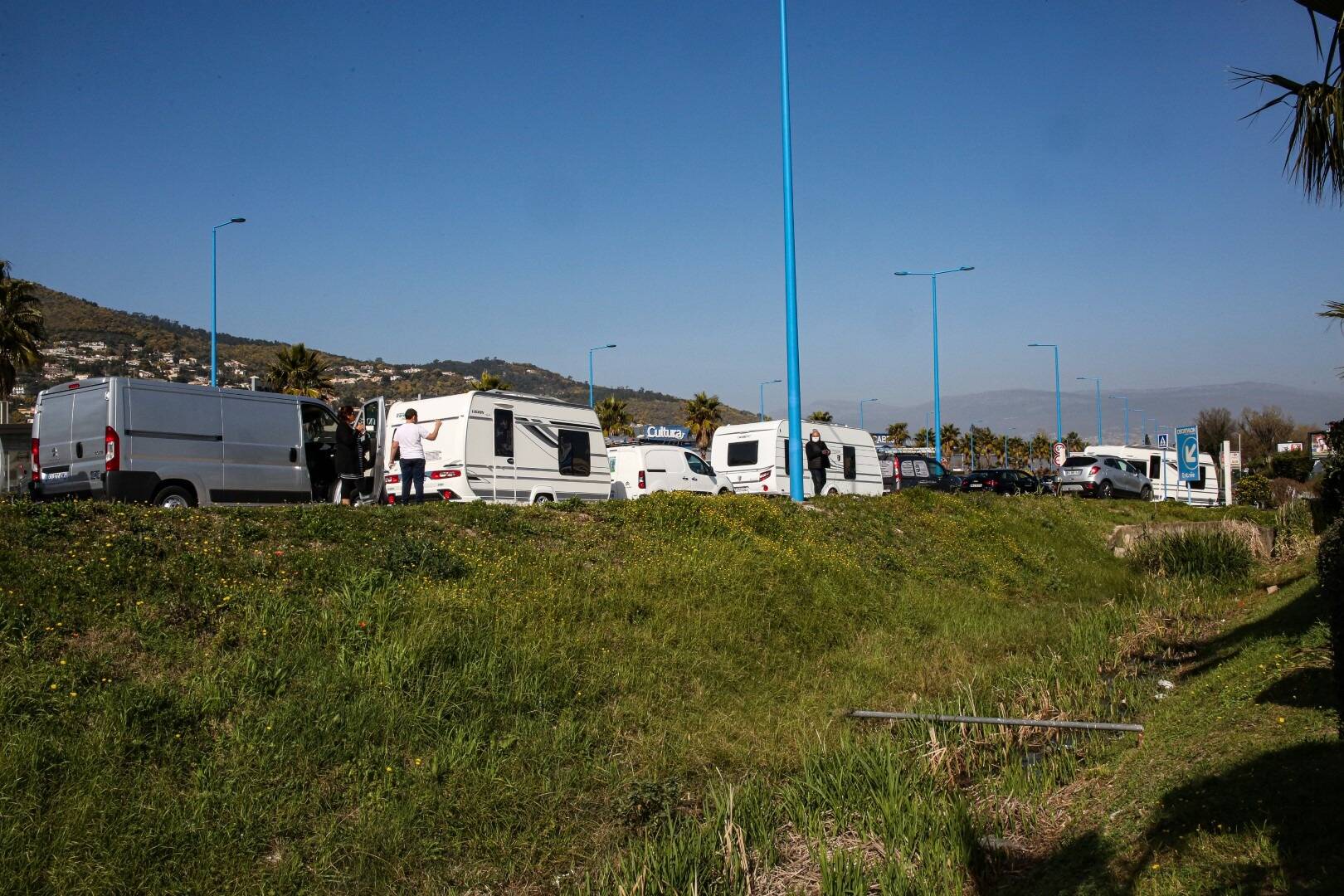 Une trentaine de caravanes des gens du voyage investit le parking de Décathlon à Mandelieu