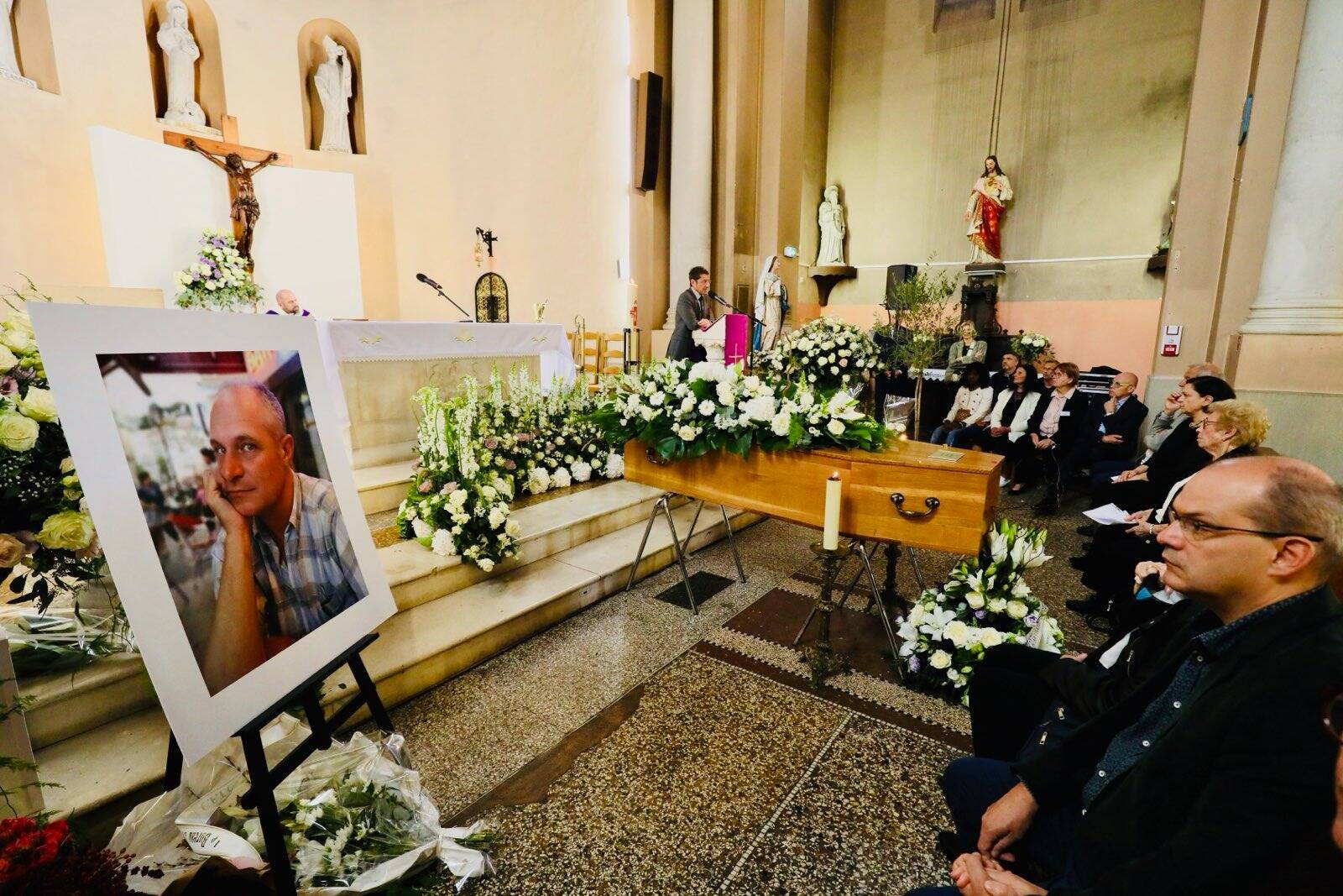 "On est tous là, à tes côtés": plus de 300 personnes réunies à Cannes pour un ultime hommage à Jean-Paul Guitton