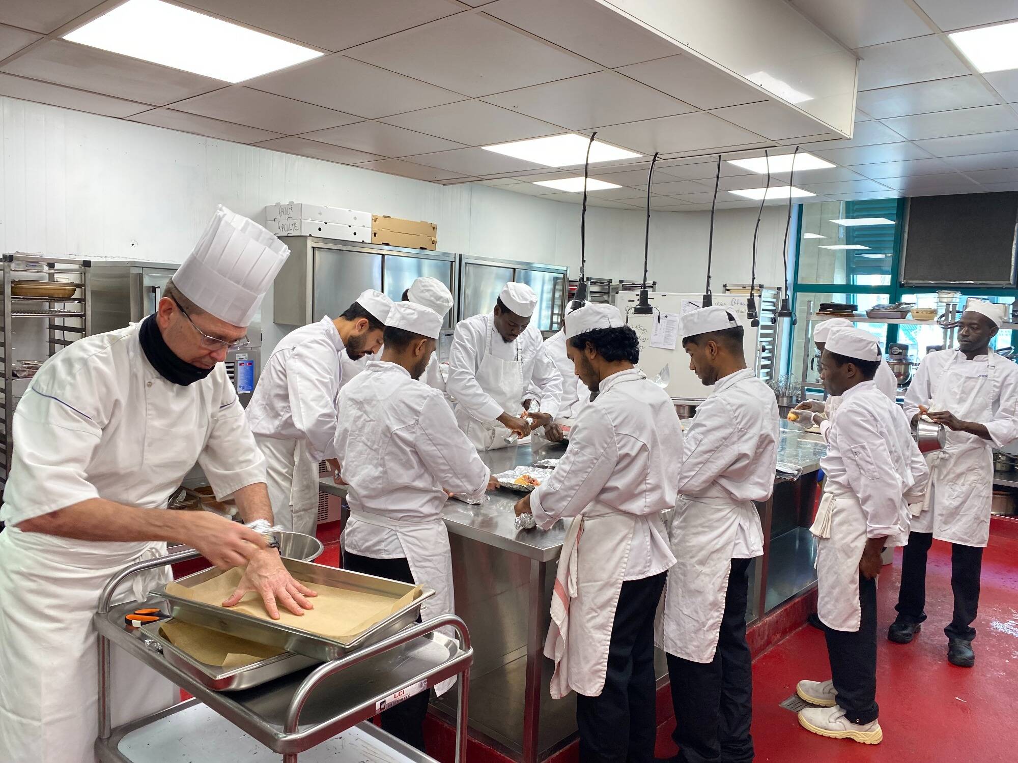 "Ouvrir un resto sur la Côte d'Azur", devenir "un grand chef cuisinier" ou "joueur de foot pro"... Ces mineurs non accompagnés arrivés en France s'accrochent à leurs rêves au centre d'apprentissage de Cannes