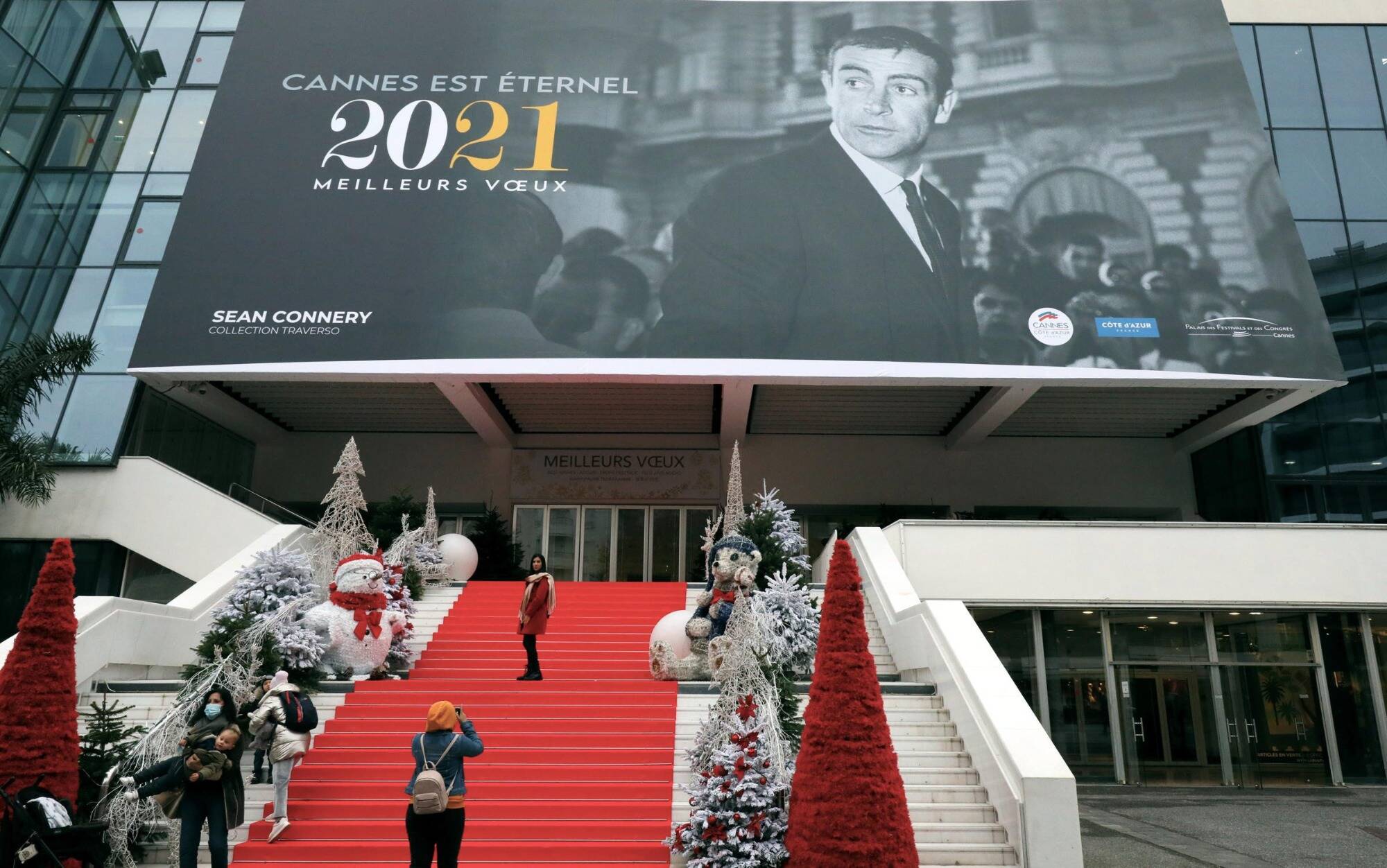 Sean Connery s'affiche sur le Palais des Festivals de Cannes pour l'année 2021