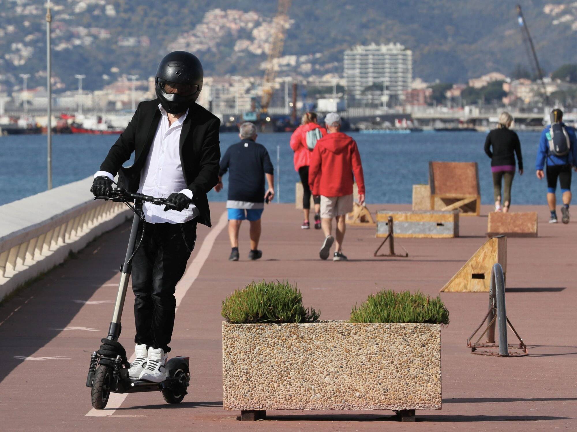"Je me suis pris un bus en pleine face", ce Cannois raconte l'accident de trottinette qui a failli lui coûter la vie