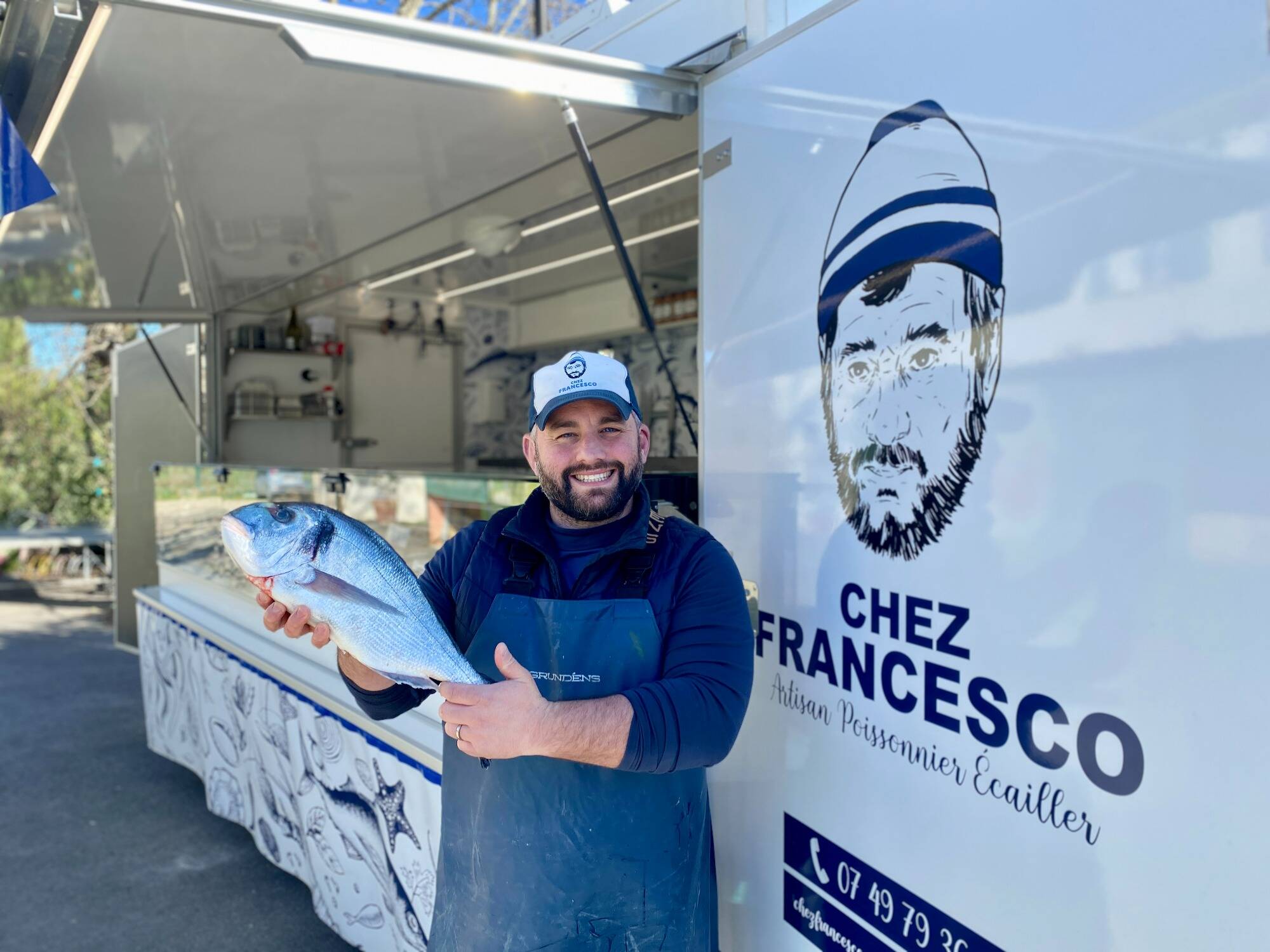 "Je suis le seul en France à avoir un camion aussi high-tech": à bord de son "fish truck", cet Azuréen vous propose des poissons frais de Cannes à Mandelieu