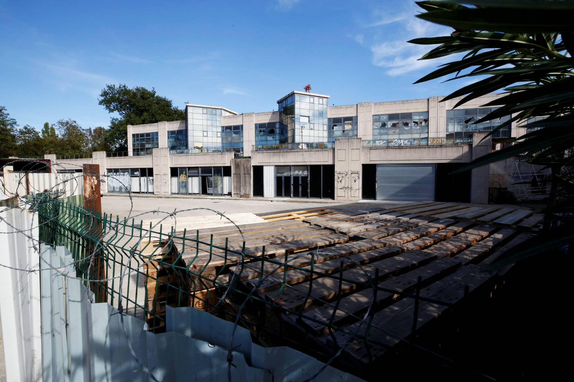 Voici 32 ans que cette méga verrue est là, on fait le point sur l'histoire de ce bâtiment abandonné aux Tourrades, à Cannes