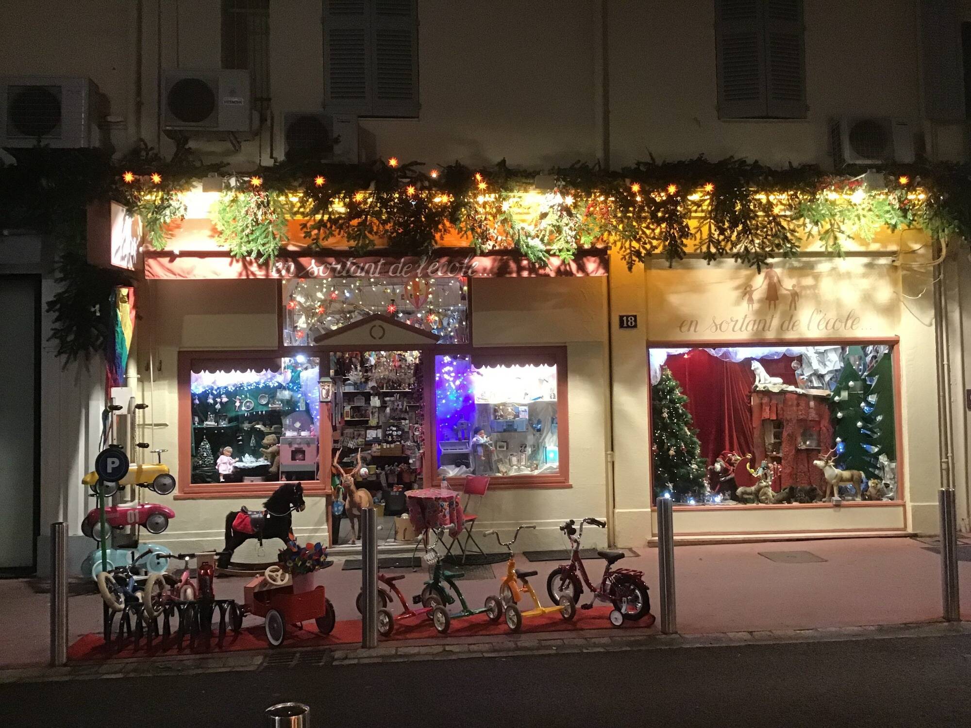 De Léa Seydoux à Catherine Deneuve et même Steven Spielberg... Pourquoi se pressent-ils dans ce magasin de jouets unique de la Côte d'Azur?
