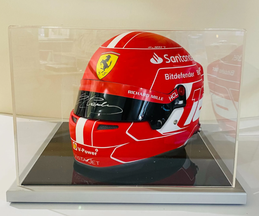 Ce samedi, une réplique du casque de Charles Leclerc sera vendue aux enchères à La Baule