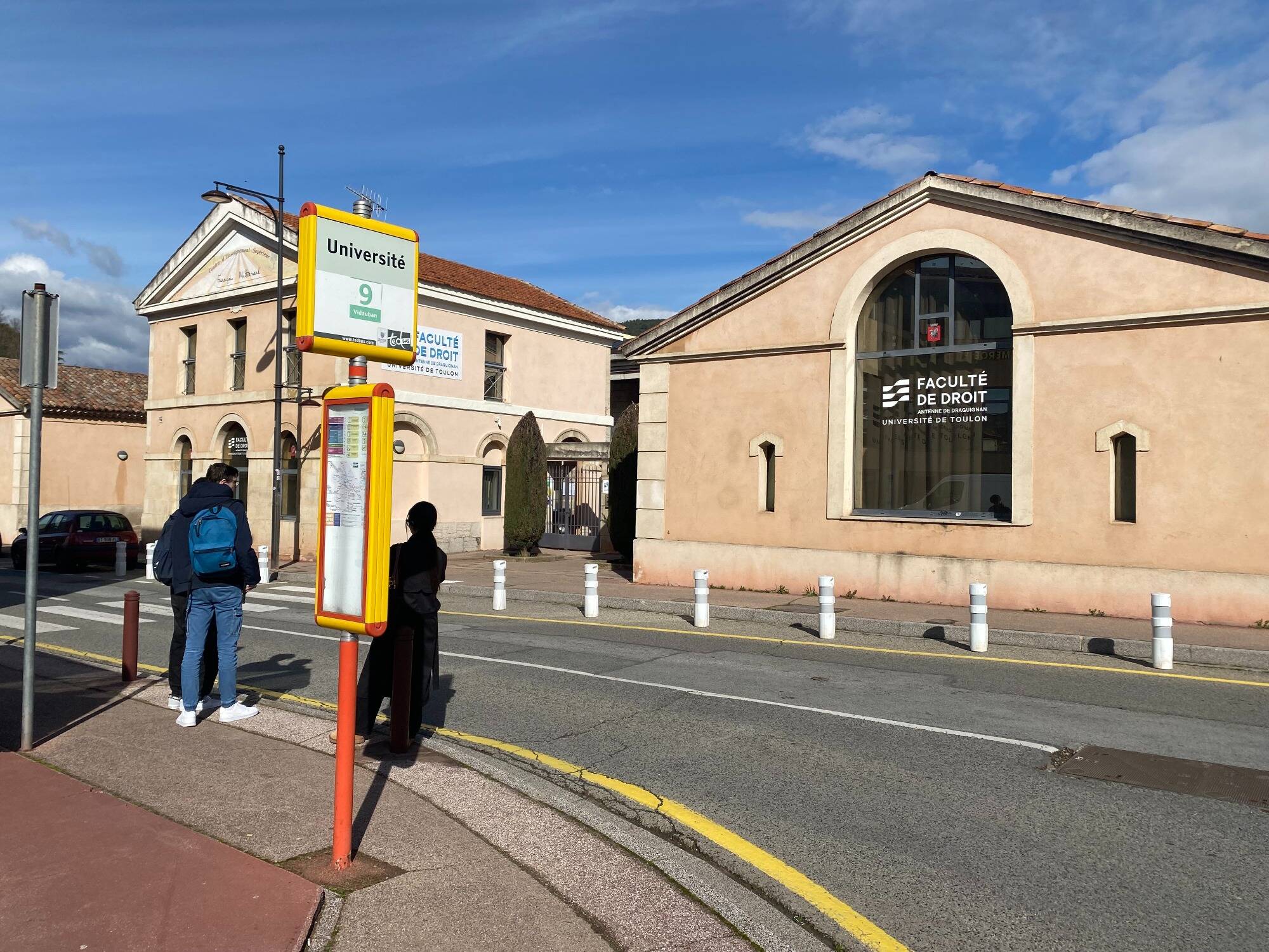 Vague de haine en ligne contre une enseignante filmée à son insu dans un amphithéâtre de Draguignan