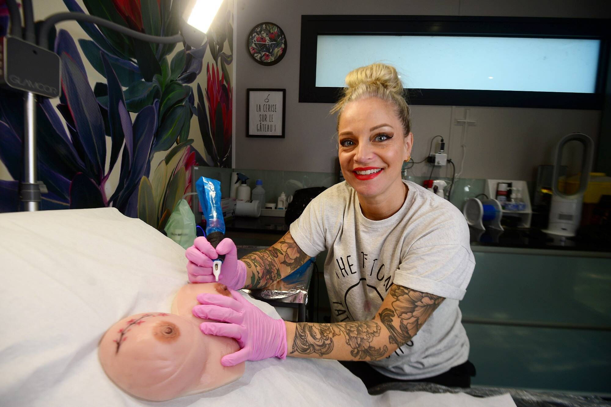 Avec des tatouages en 3D, cette Varoise aide les femmes atteintes de cancer à "mettre un point final à la maladie"