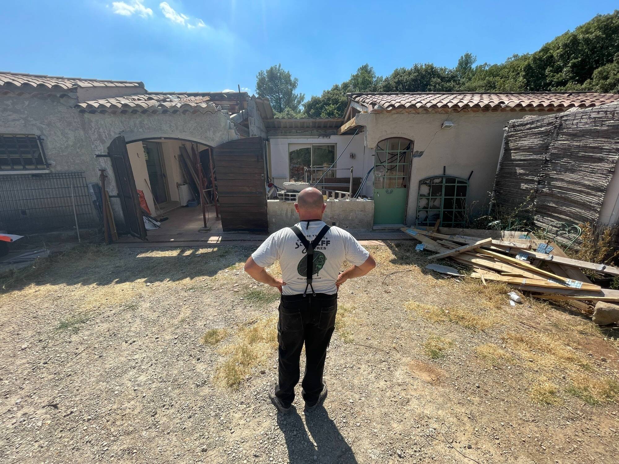 Son propriétaire avait détruit son logement à la pelle mécanique dans le Var, la justice a tranché