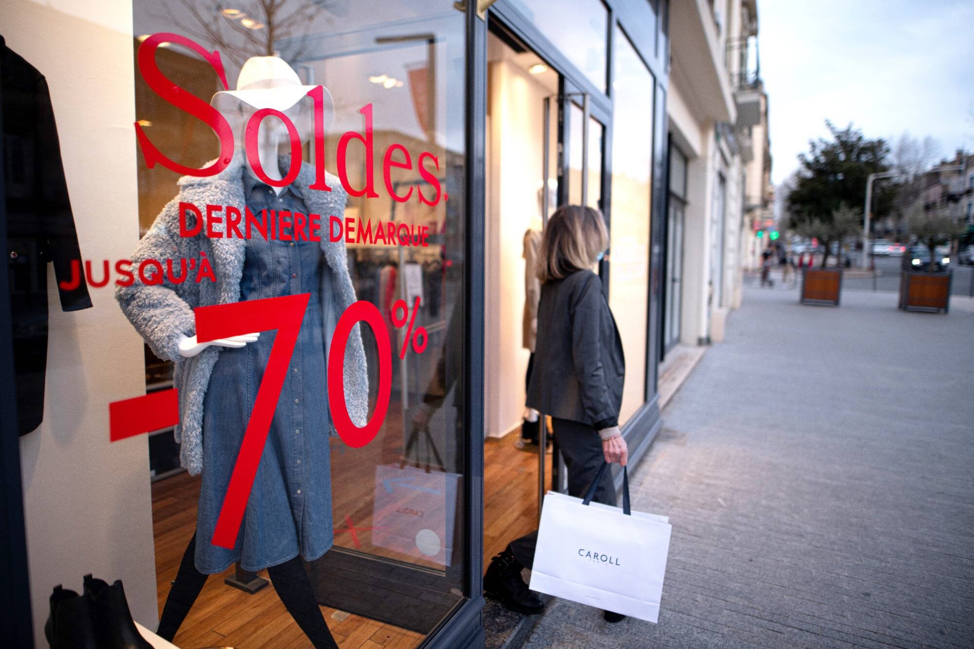 Des soldes d'hiver mieux qu'en 2022 pour les commerçants, mais dans un climat morose pour le prêt-à-porter