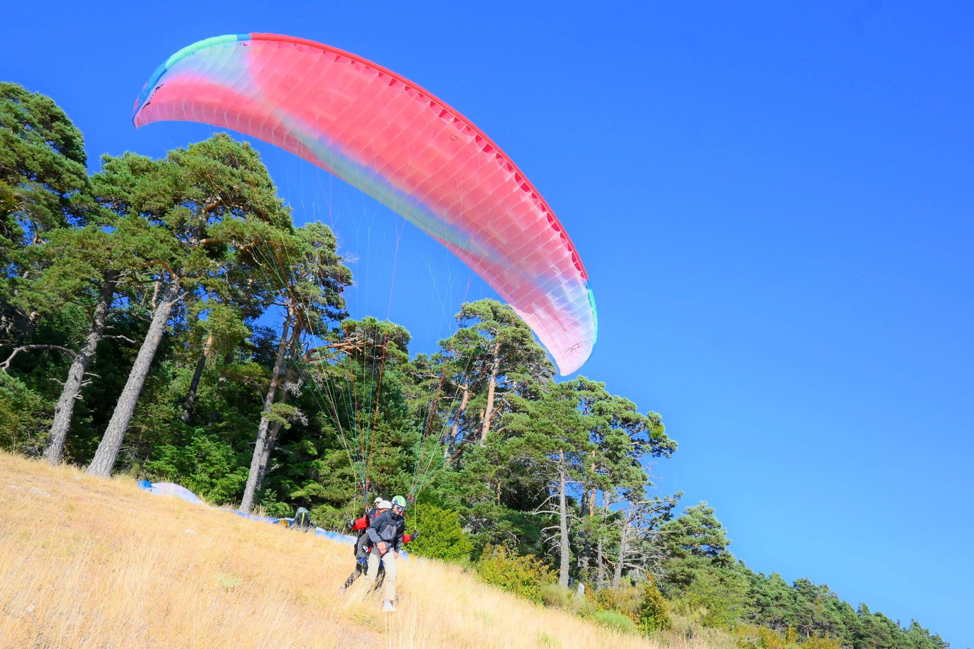 On a testé pour vous le parapente en biplace depuis le toit du Var: sensations fortes garanties