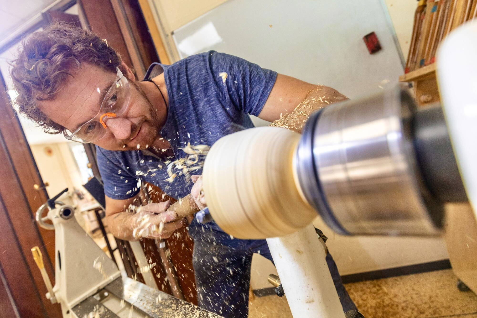 "Il faut absolument préserver ce lieu": rencontre avec Alexis Arsac et Yohan Benoist, à la tête de l'école de tournage sur bois Escoulen à Aiguines