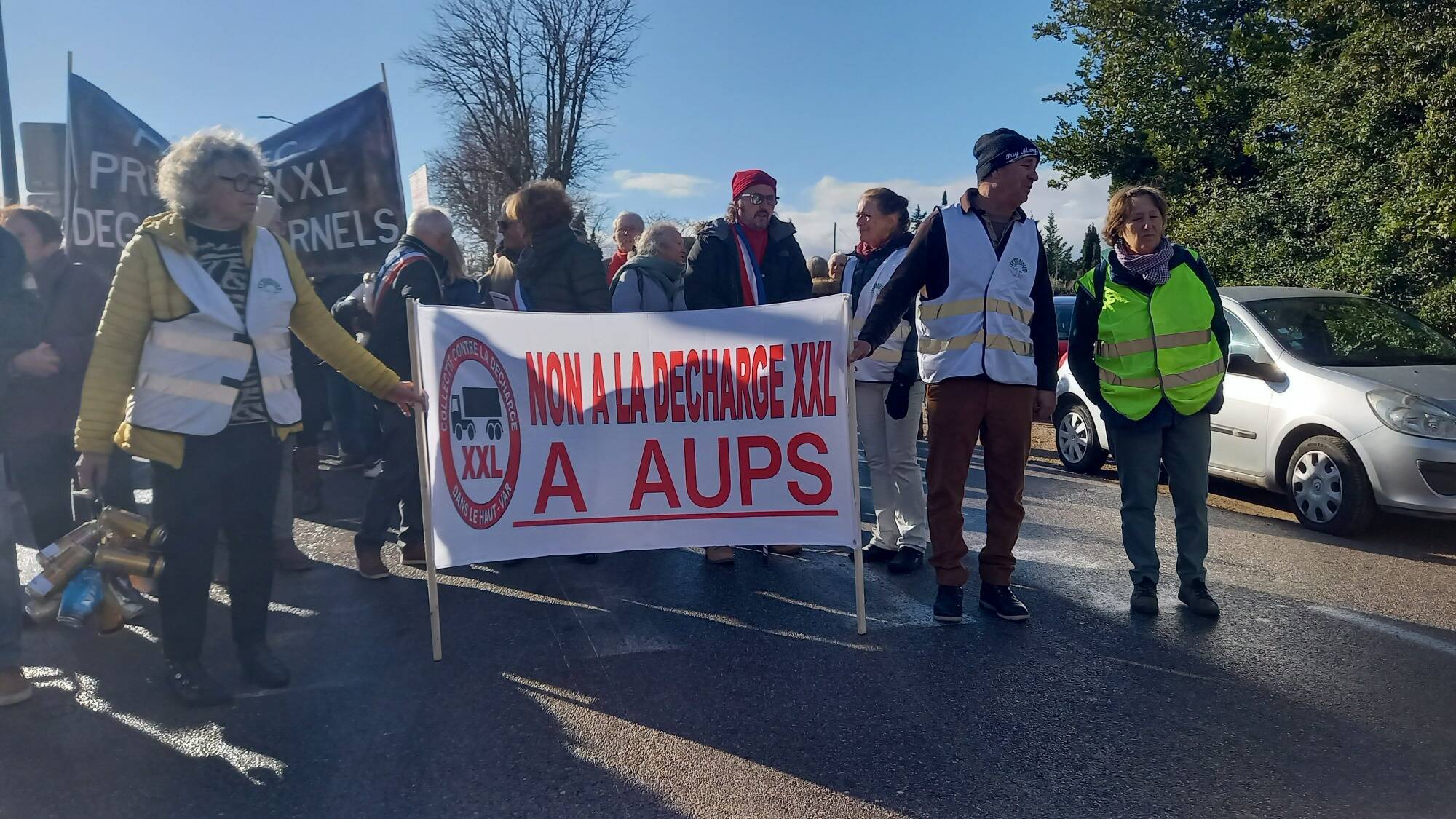 "On est délaissés mais pas quand il s'agit des poubelles", ils ont défilé contre le projet d'implantation d'une décharge à Aups