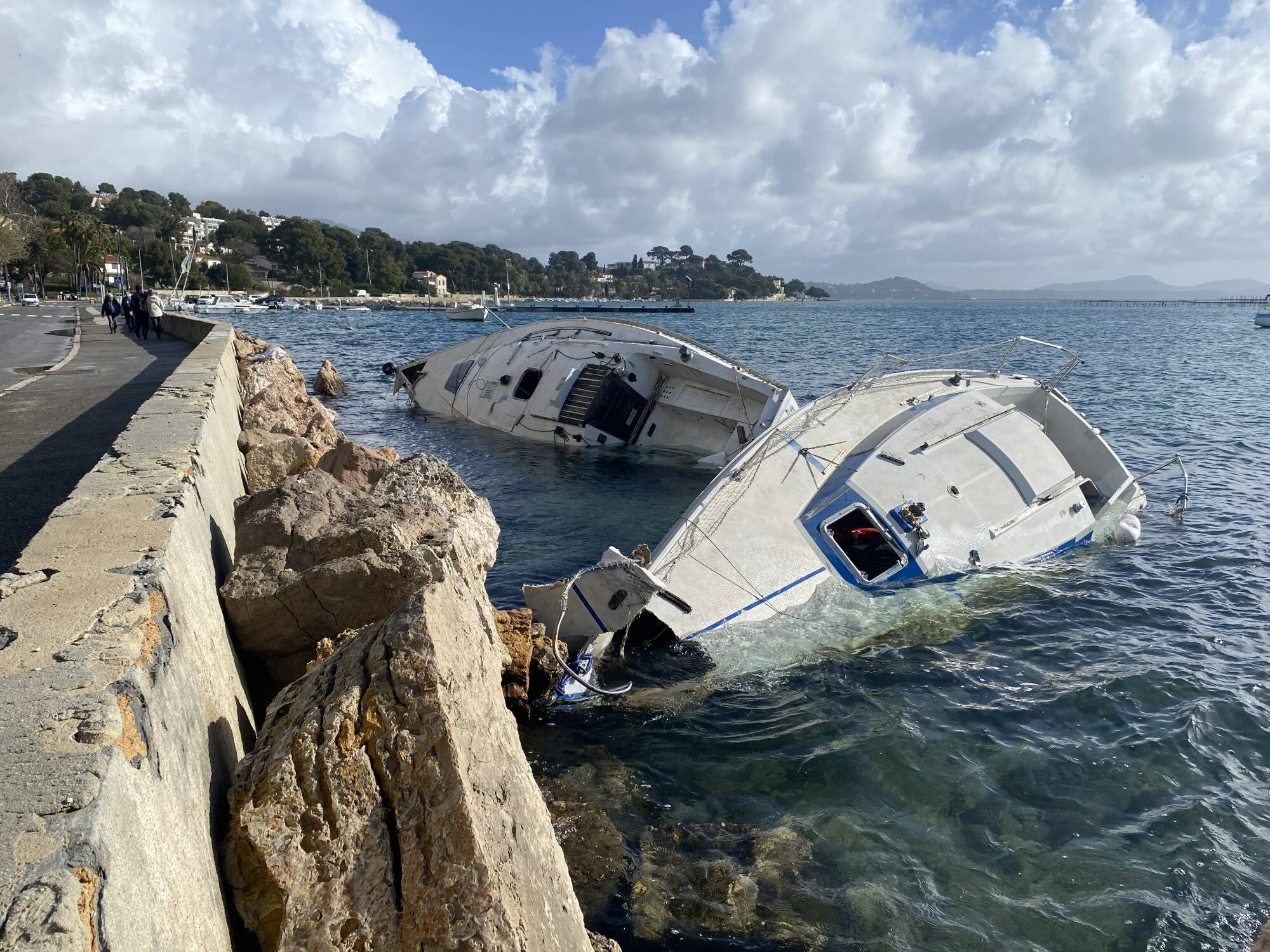 "On a un dépotoir sous l'eau": la rade polluée par les épaves, une opération enlèvement prévue ce lundi