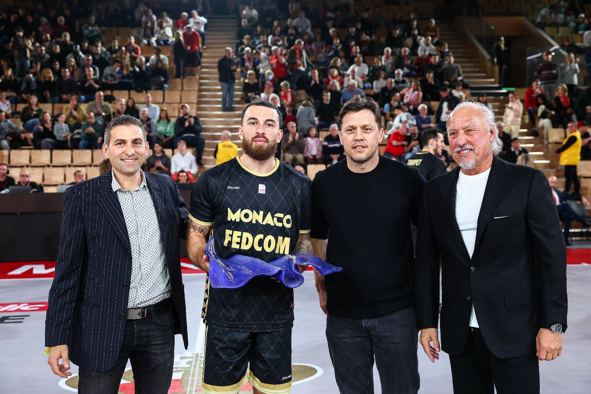 Élu sportif azuréen de l'année 2024 par les lecteurs de Nice-Matin, le Roca Boy Mike James a reçu son Trophée avant le lancement du match contre Nancy