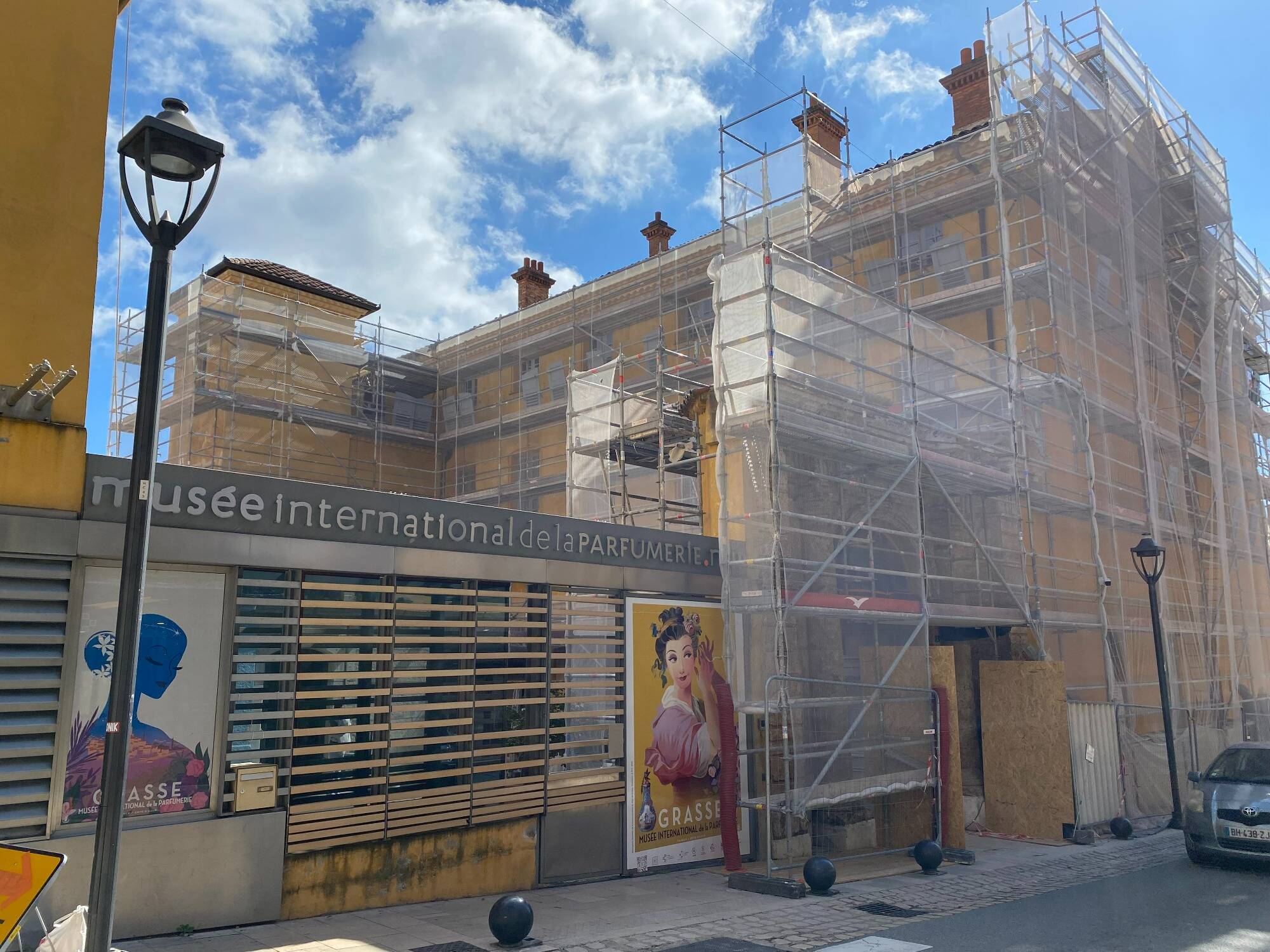 À Grasse, les façades du Musée International de la Parfumerie se refont une beauté