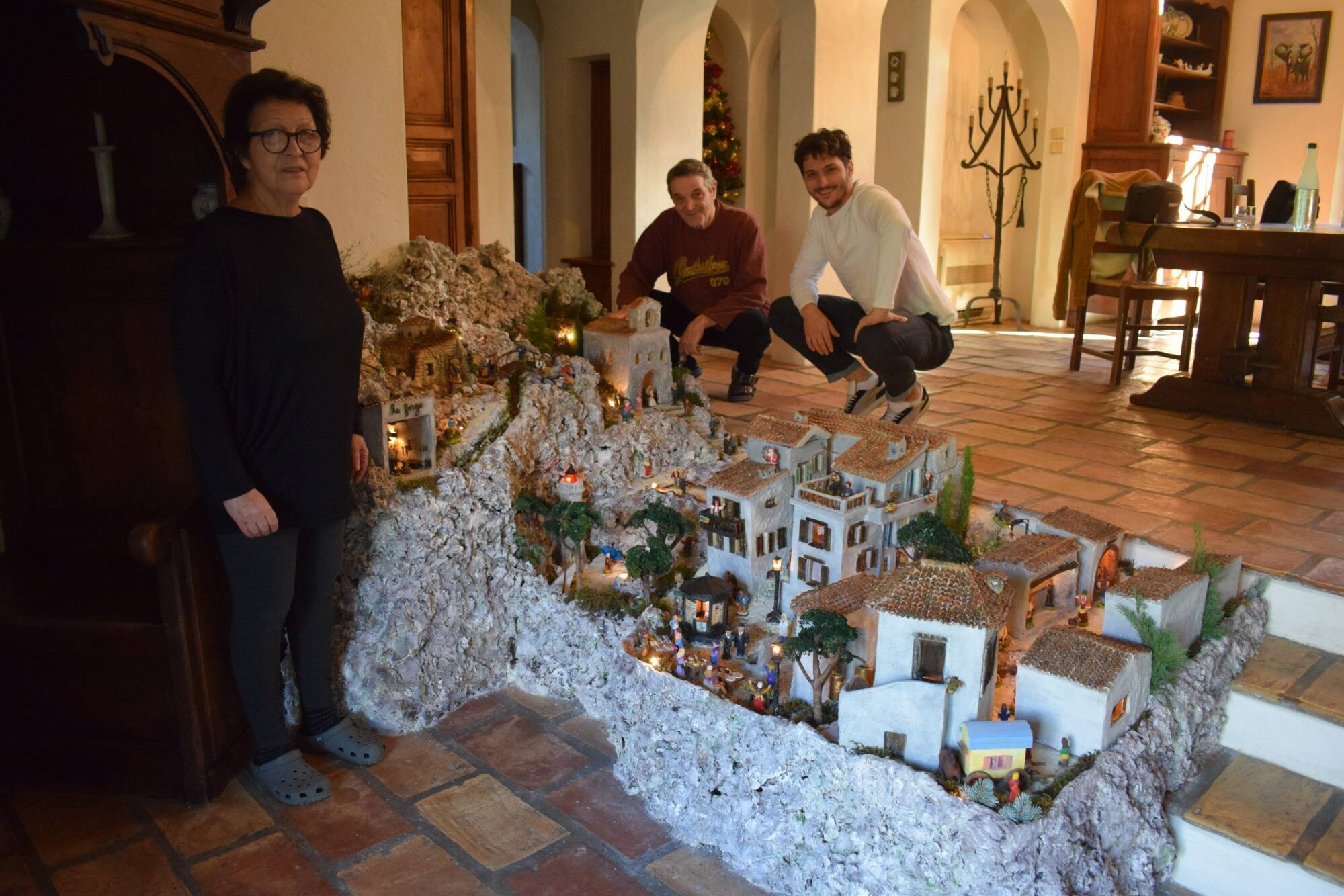 Charlie Chaplin, Didier Raoult... Elle créé une crèche provençale format XXL dans sa maison à Grasse