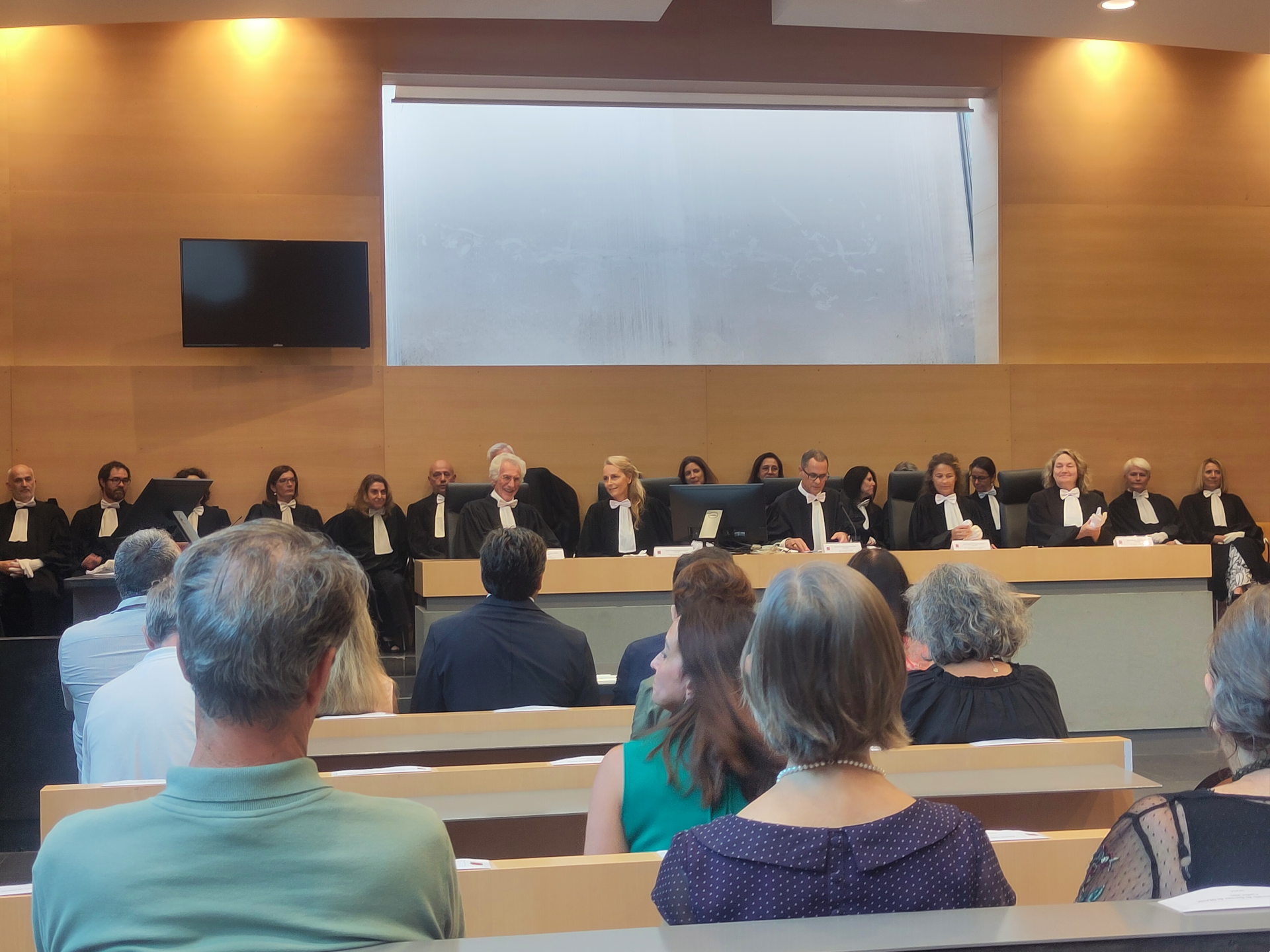 Lors de son audience solennelle, le barreau de Grasse a rendu hommage à la chroniqueuse et avocate Sonia Dahmani, emprisonnée à Tunis