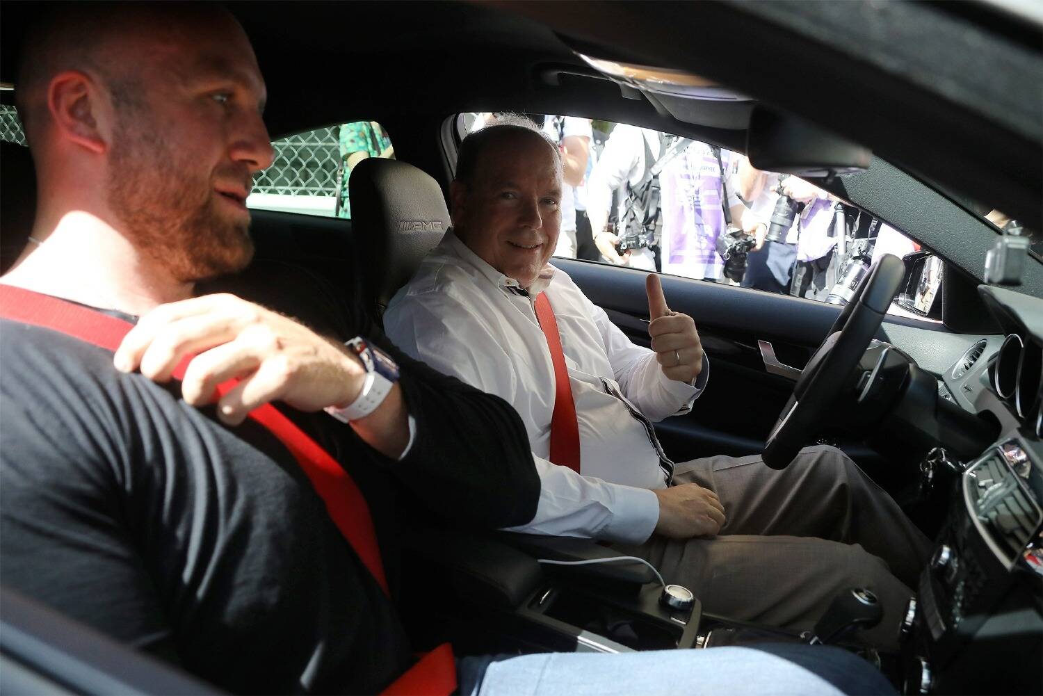 Le Prince Albert embarque le youtubeur auto GMK pour un tour de piste du Grand Prix de Monaco