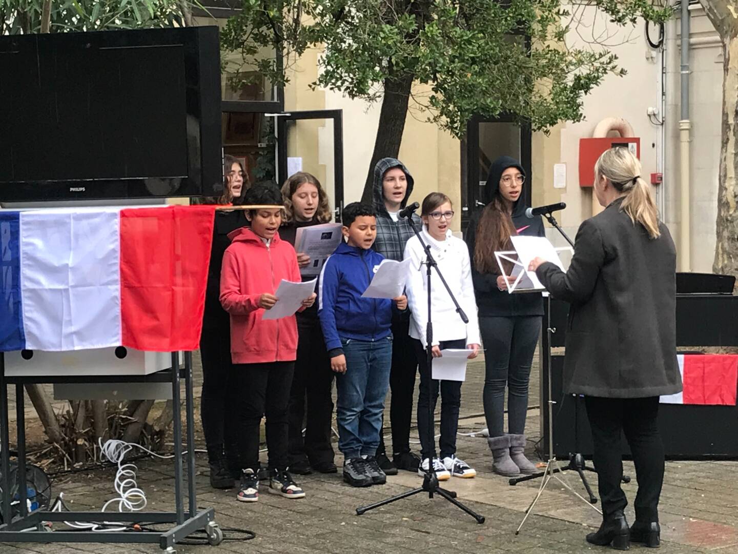 La chorale du collège a notamment interprété Liberté, égalité, fraternité, chanson écrite après les attentats de 2015 "pour ne jamais oublier".