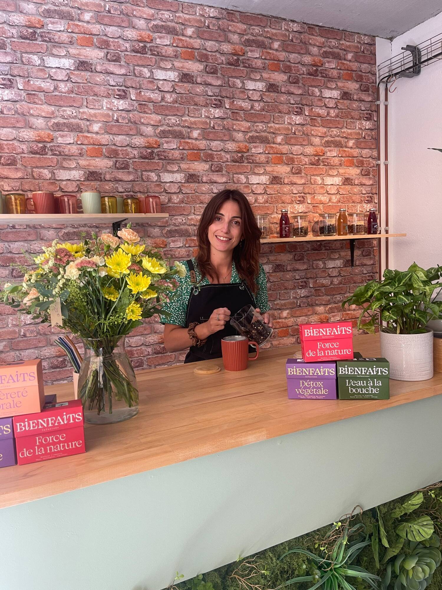 Boire un thé et repartir avec des fleurs ou des vinyles, ça vous tente? Ces deux nouvelles boutiques de Toulon en font le pari