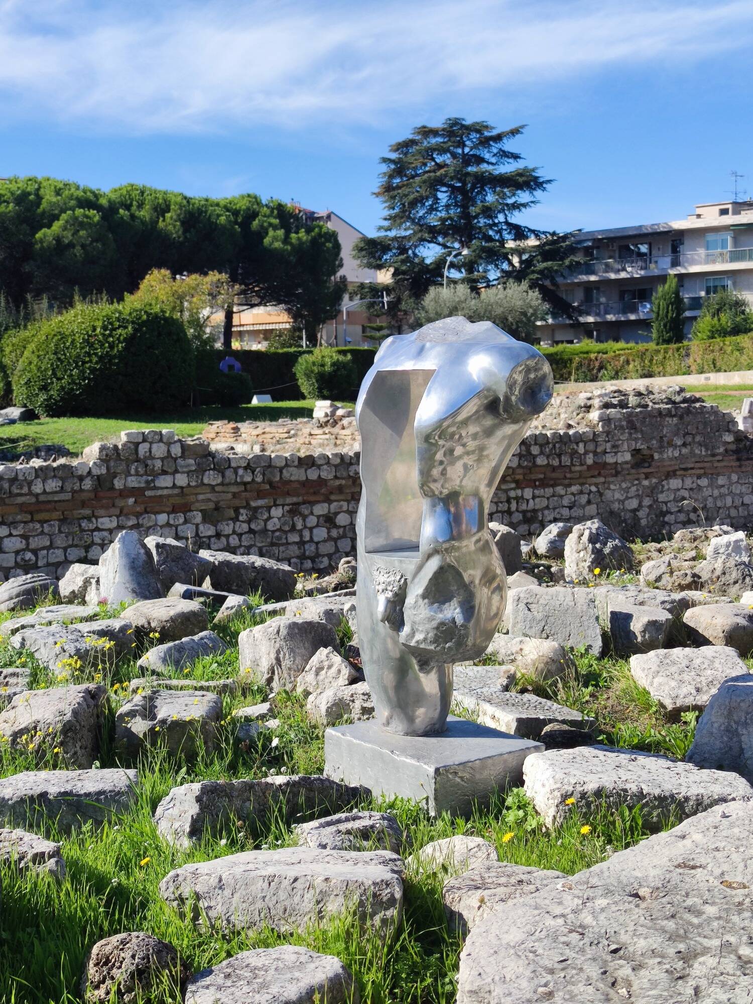 Vous n'avez pas eu le temps de voir la dernière expo consacré à Sosno? Découvrez-là sous tous les angles en ligne